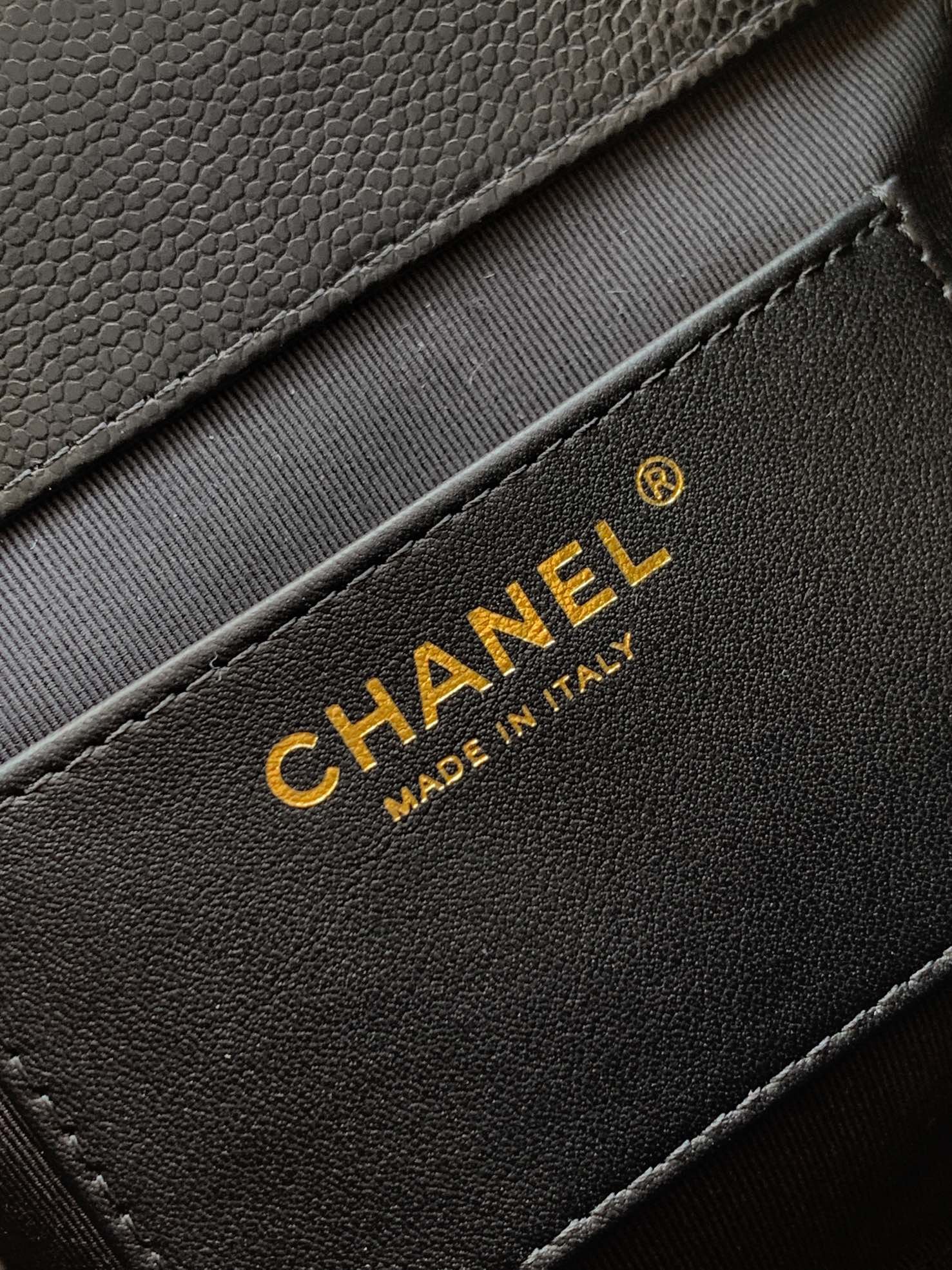 香奈兒(Chanel)高仿後背包 經典菱格鏈條設計 百搭黑色小牛皮 時尚優雅奢華風格