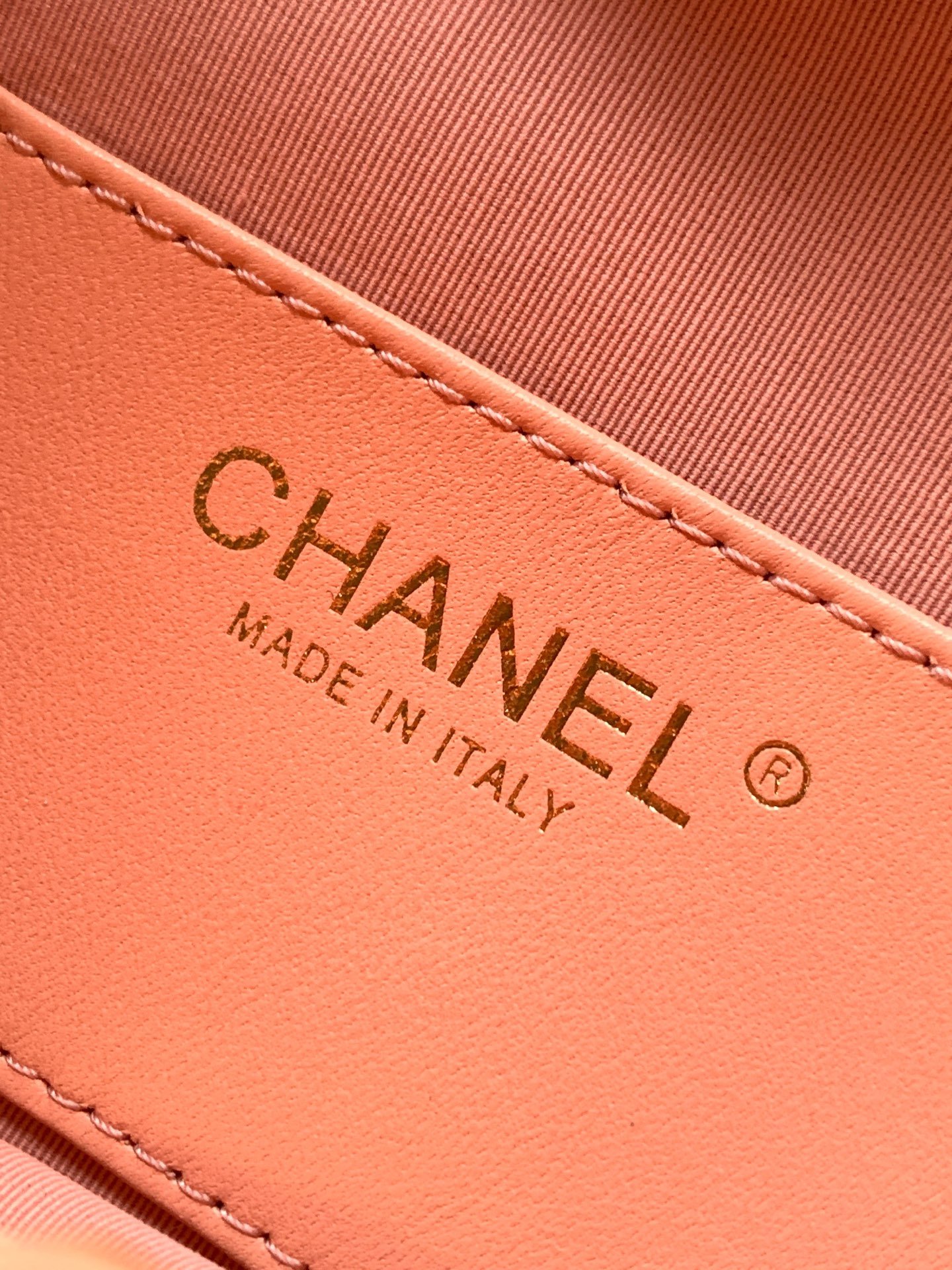 CHANEL 復刻版手提托特包 莓果粉酒神圈設計 菱格紋柔感 甜美日系風格