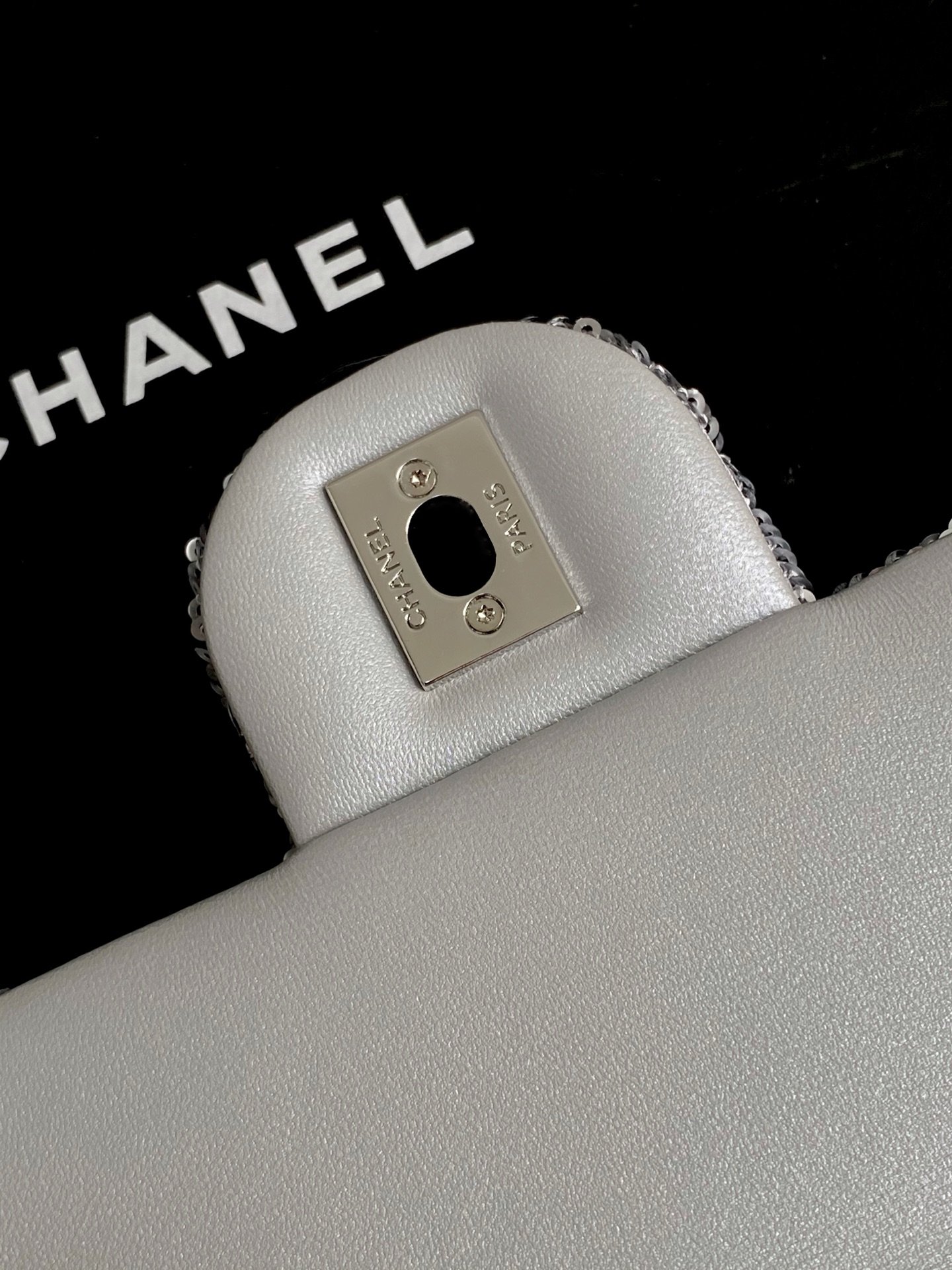 CHANEL高仿莆田鞋工藝亮片鏈條包 銀灰幾何設計 未來感復刻推薦款AS4561