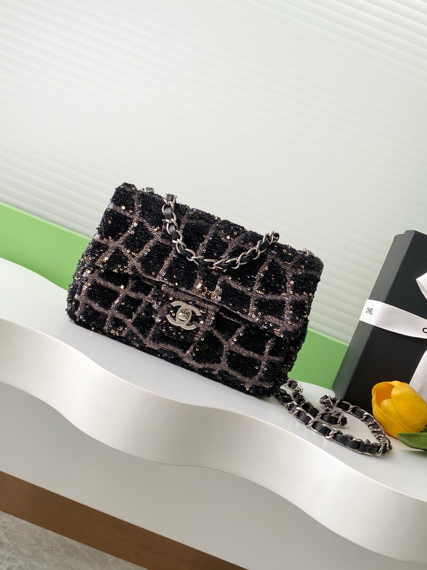 CHANEL高仿網站格紋亮片鏈條包 黑銀低調閃耀晚宴精品復刻風格AS4561
