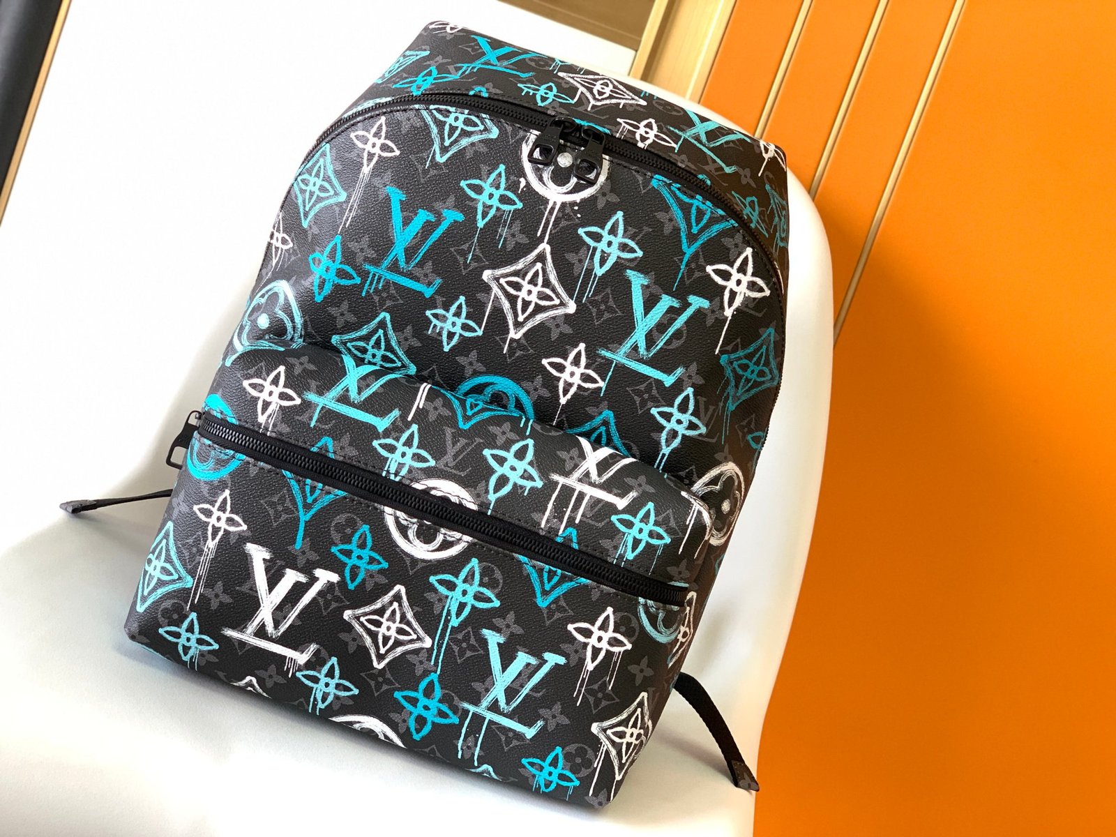 LV 高仿 塗鴉風 Monogram 後背包 黑藍撞色設計 法式潮流風格M21395