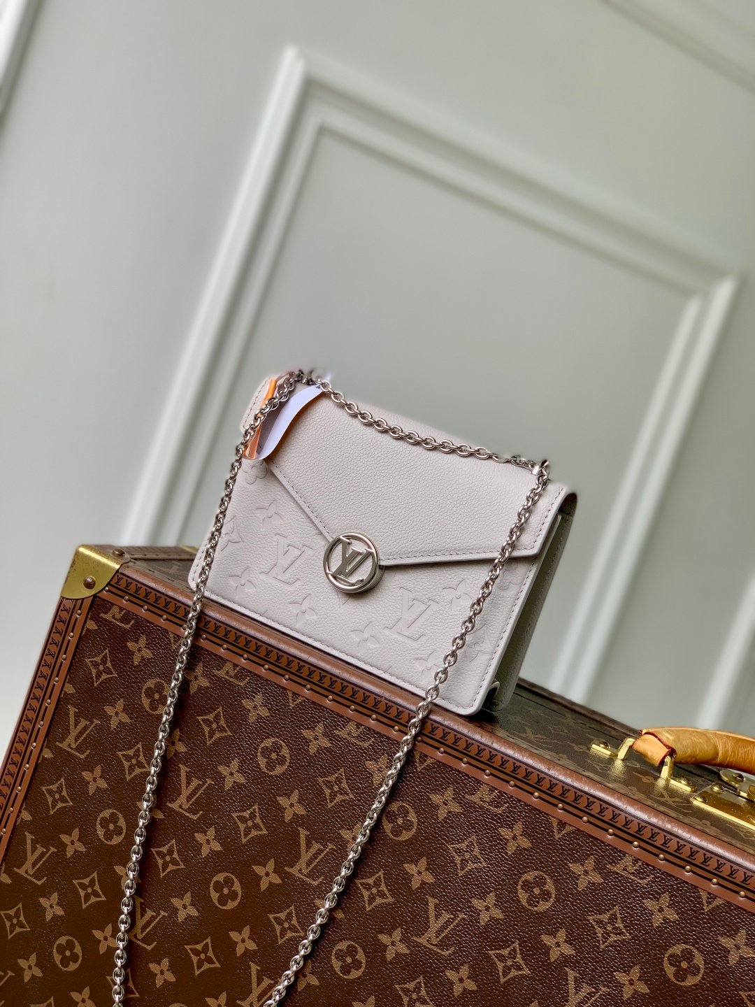 LV 精品仿製 白色壓紋 鏈條翻蓋迷你包 清新百搭 新款 法式優雅風格M13569