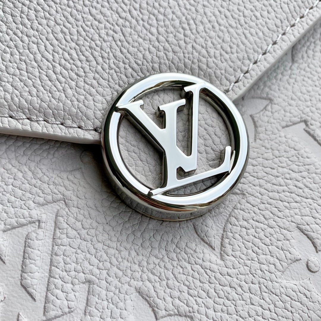 LV 精品仿製 白色壓紋 鏈條翻蓋迷你包 清新百搭 新款 法式優雅風格M13569