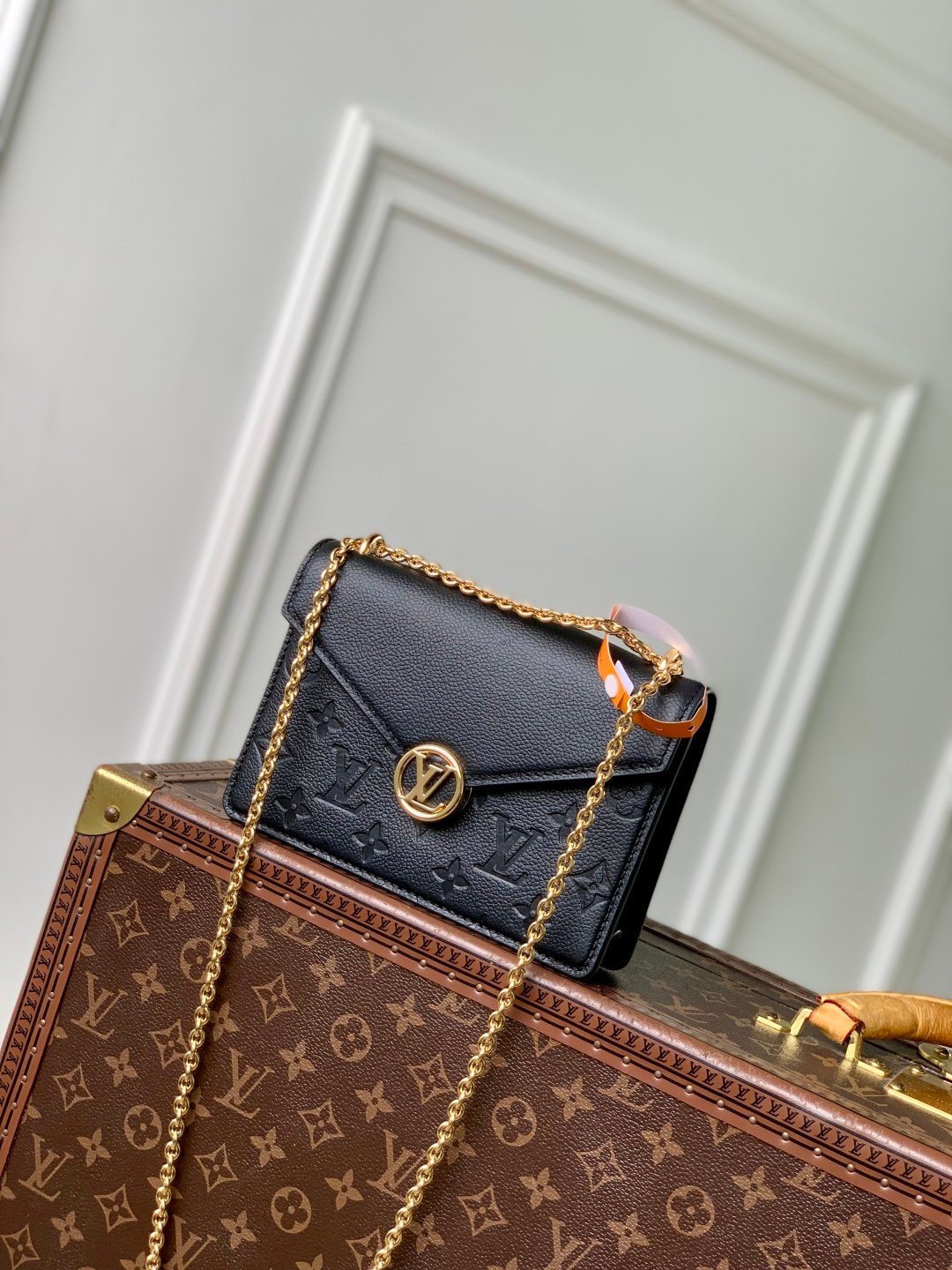 LV A貨 黑色壓紋 鏈條翻蓋迷你包 精緻百搭 新款 法式優雅風格M13569