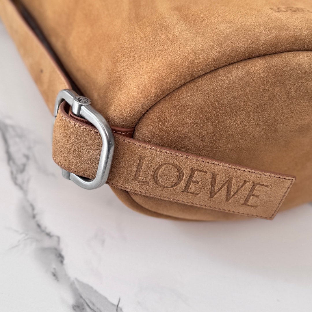 LOEWE 原單 麂皮水桶肩背包 棕色大容量款 柔軟包型設計 新品 西班牙休閒風格