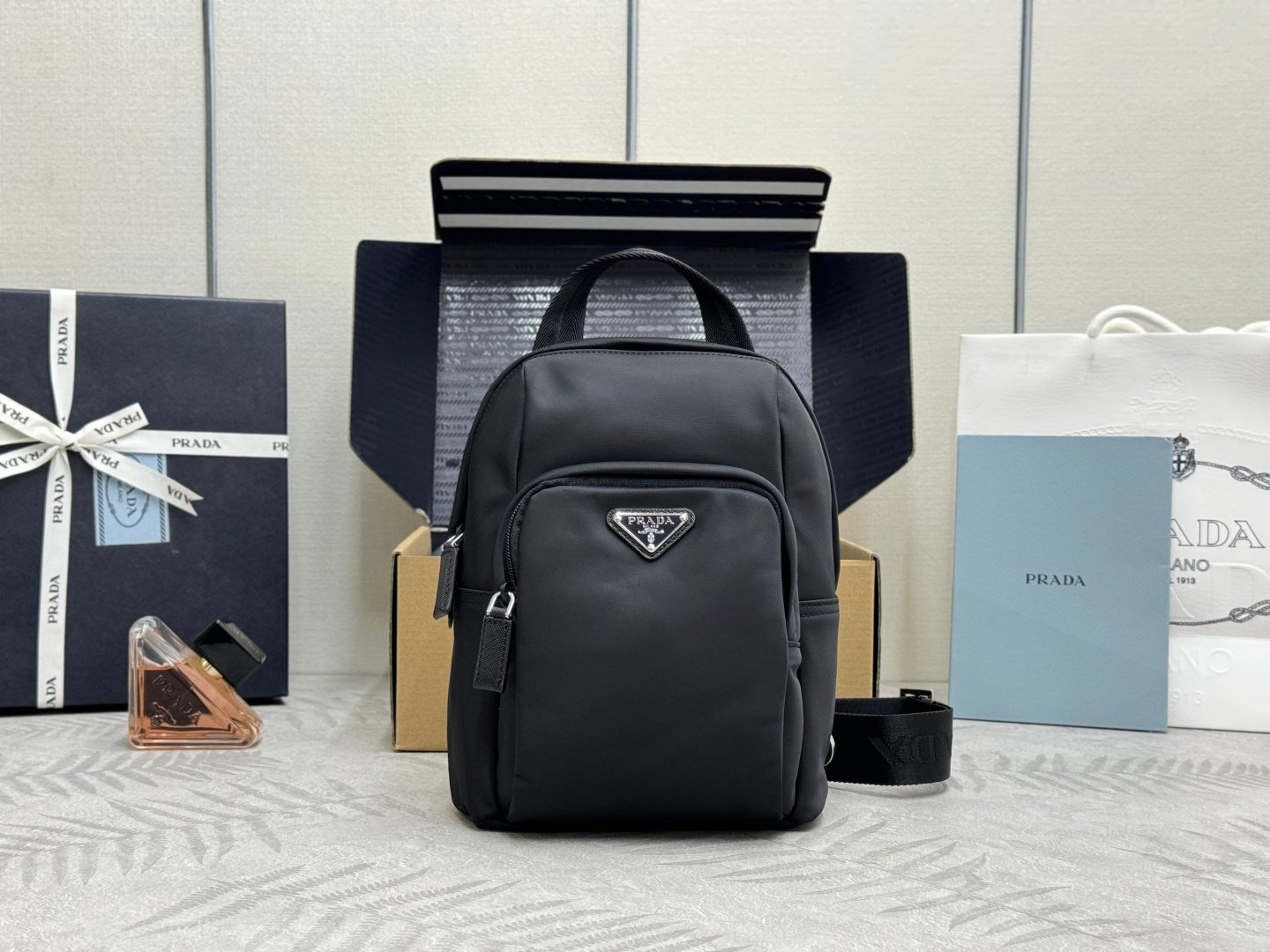 Prada 一比一 尼龍迷你後背包 黑色輕量實用  義式極簡風格