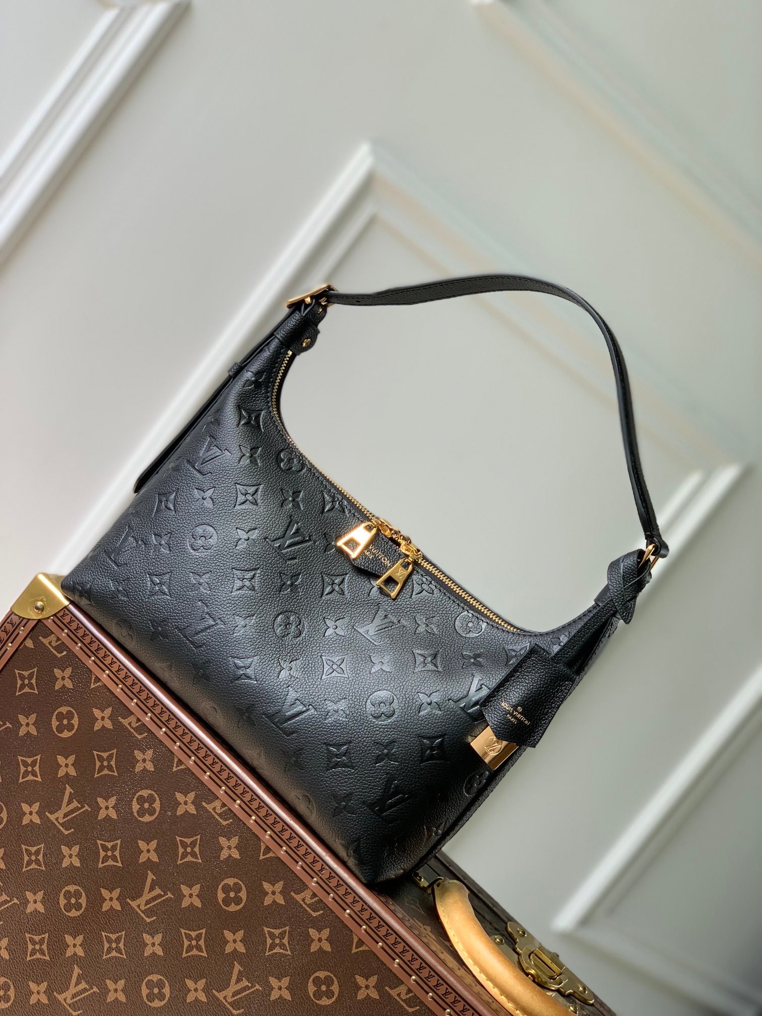 LV A貨壓紋腋下包經典黑色俐落包型實用百搭法國精品風格M46610