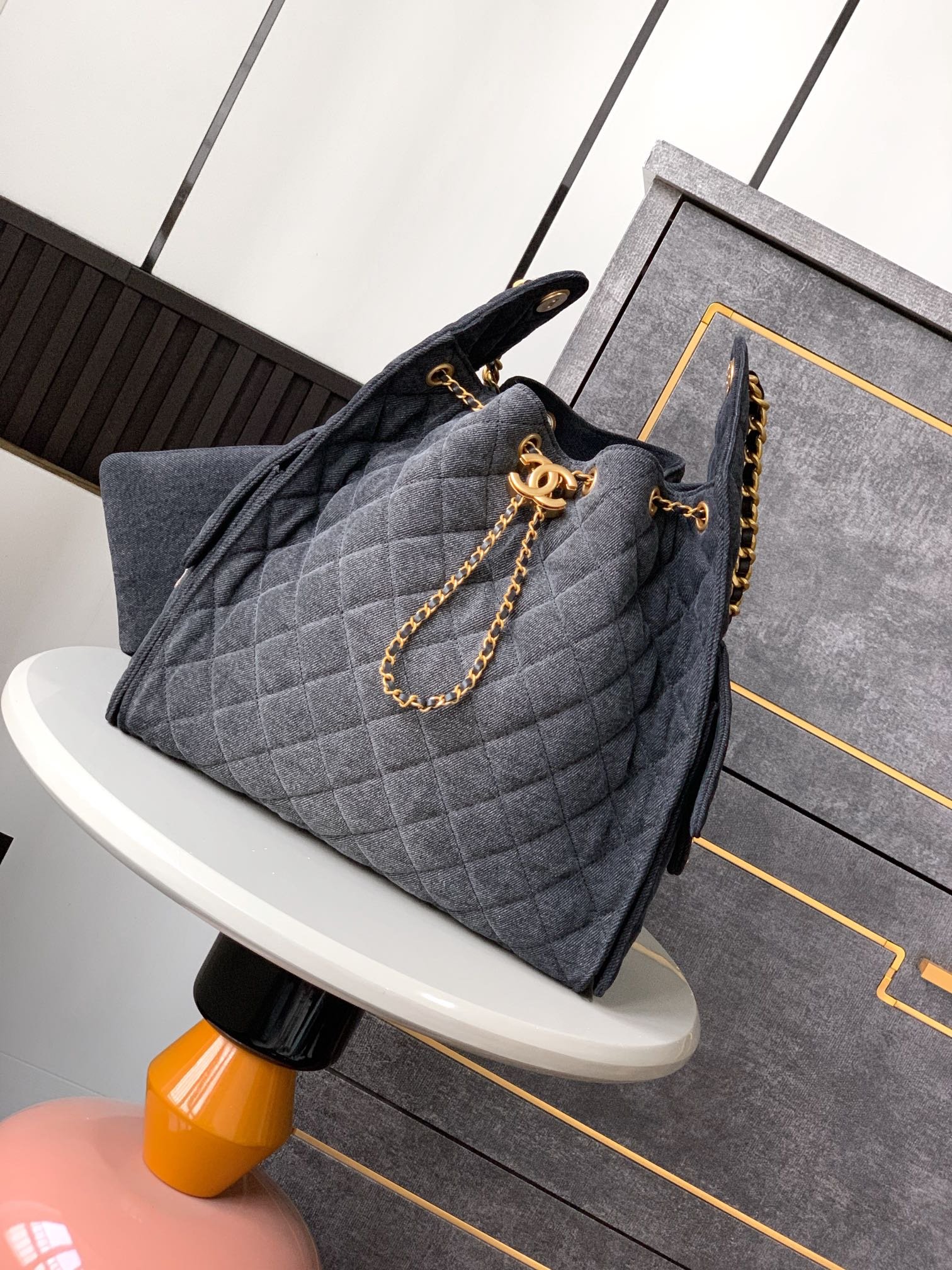 Chanel 高仿網站 丹寧菱格托特包 深灰牛仔布 大容量設計 個性耐用 法式休閒風格