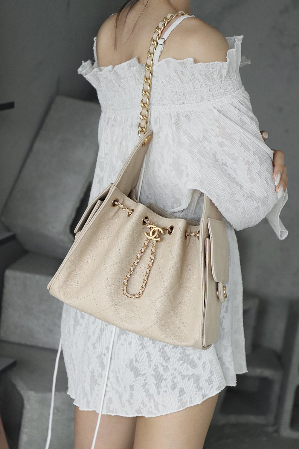 Chanel 精品仿製 菱格米杏色金鍊水桶包 溫潤質感百搭設計 法式優雅風格