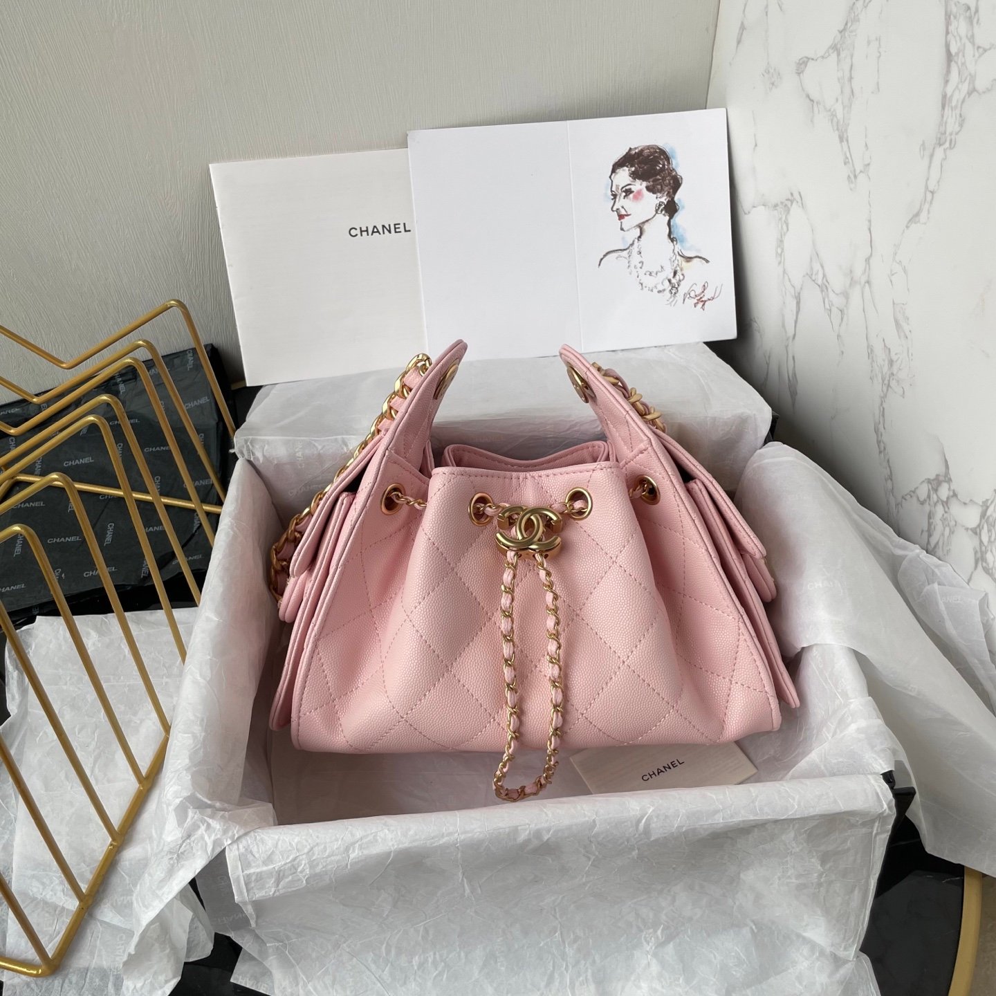 Chanel 高仿 菱格束口水桶包 櫻花粉金鍊 小巧容量 甜美百搭 法式經典風格AS5631