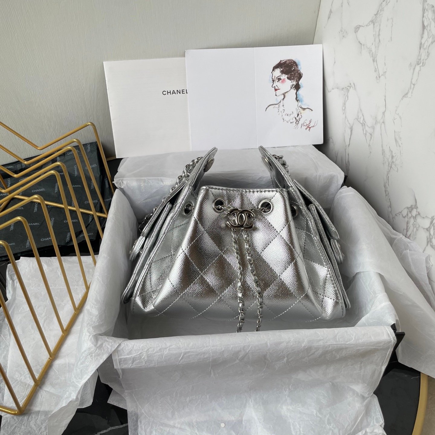 Chanel 復刻版 菱格束口水桶包 金屬銀色銀鍊 小巧吸睛 時尚前衛 法式經典風格AS5631
