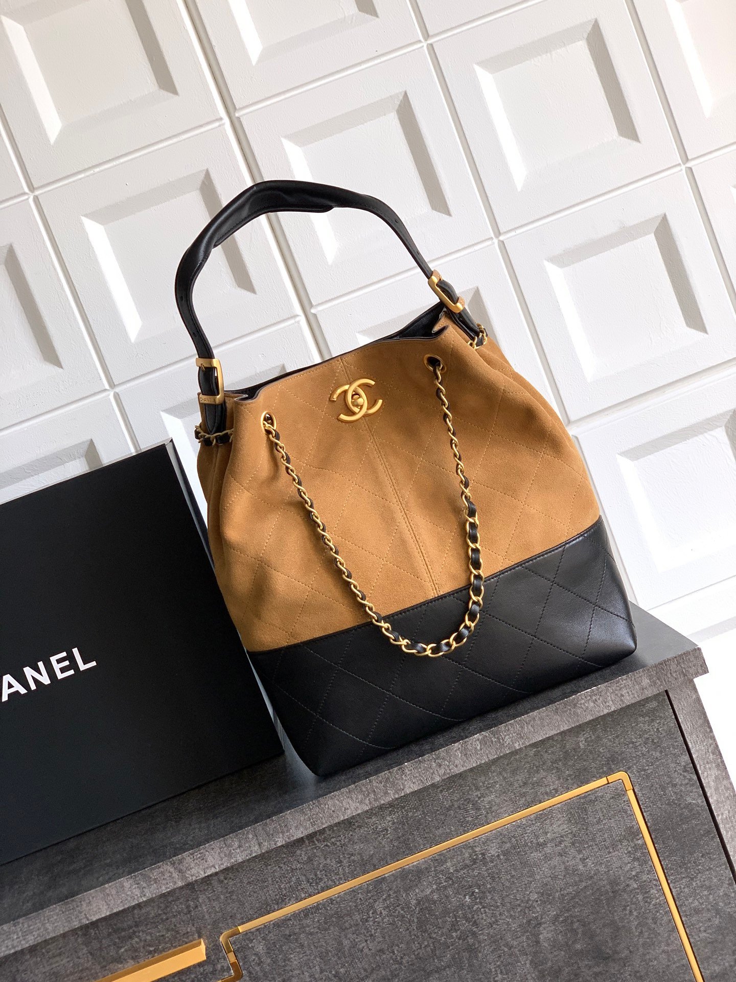 Chanel 原單 菱格束口水桶包 奶茶杏金鍊 小巧容量 溫柔耐看 法式經典風格AS5631 (复制)