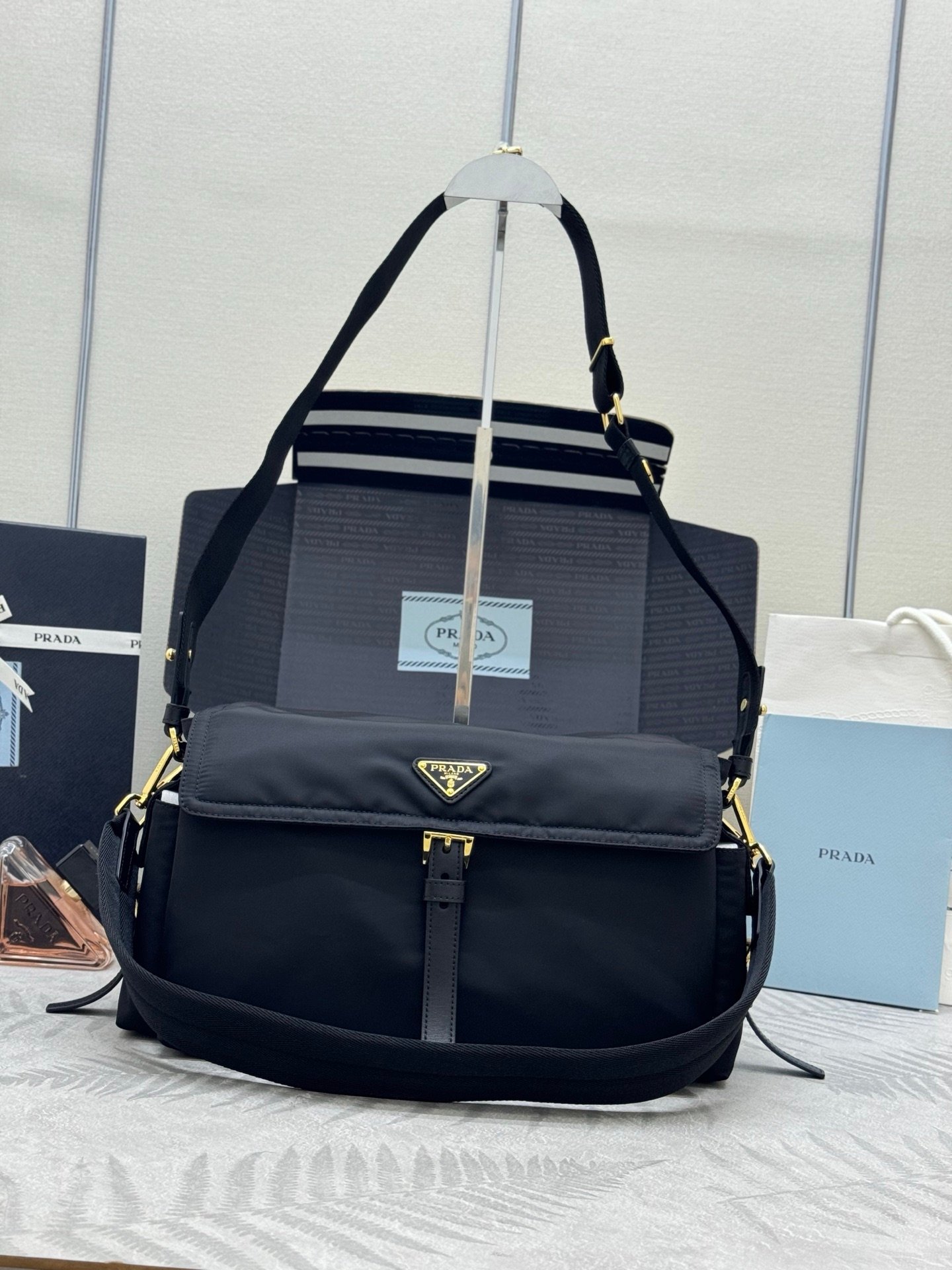 Prada 原單 尼龍翻蓋斜背包 黑色實用款  義式極簡精品風1BD391