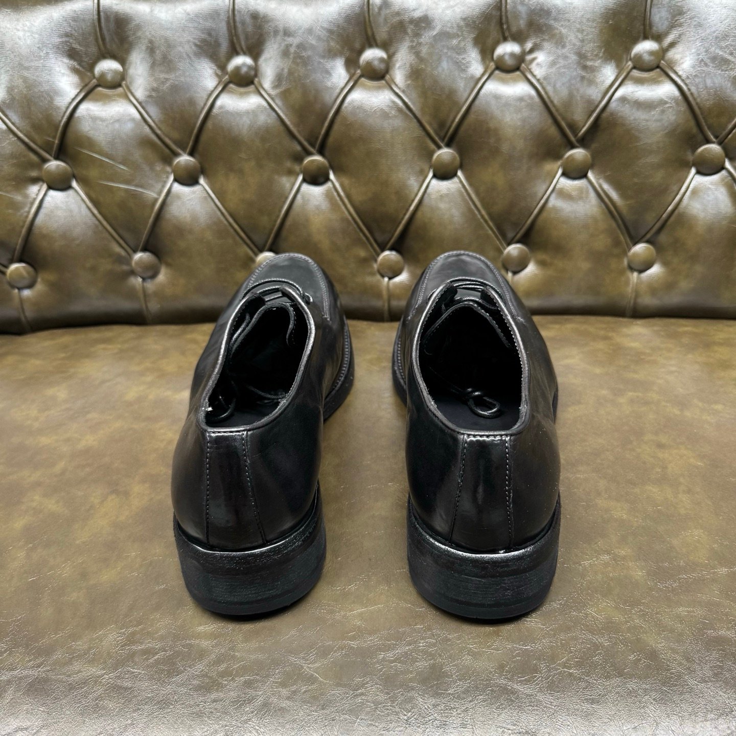 Prada 一比一 皮革綁帶皮鞋 經典黑色 俐落線條 商務紳士風格