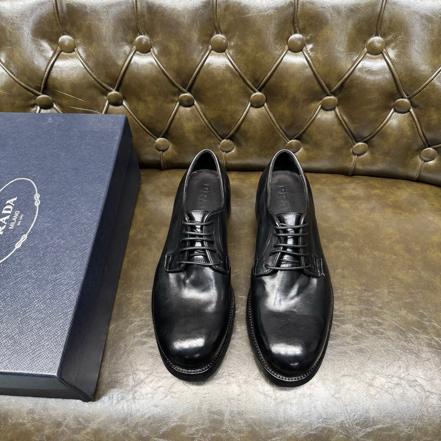 Prada 高仿 男士德比皮鞋 經典綁帶設計 沉穩耐看 義式奢華風格