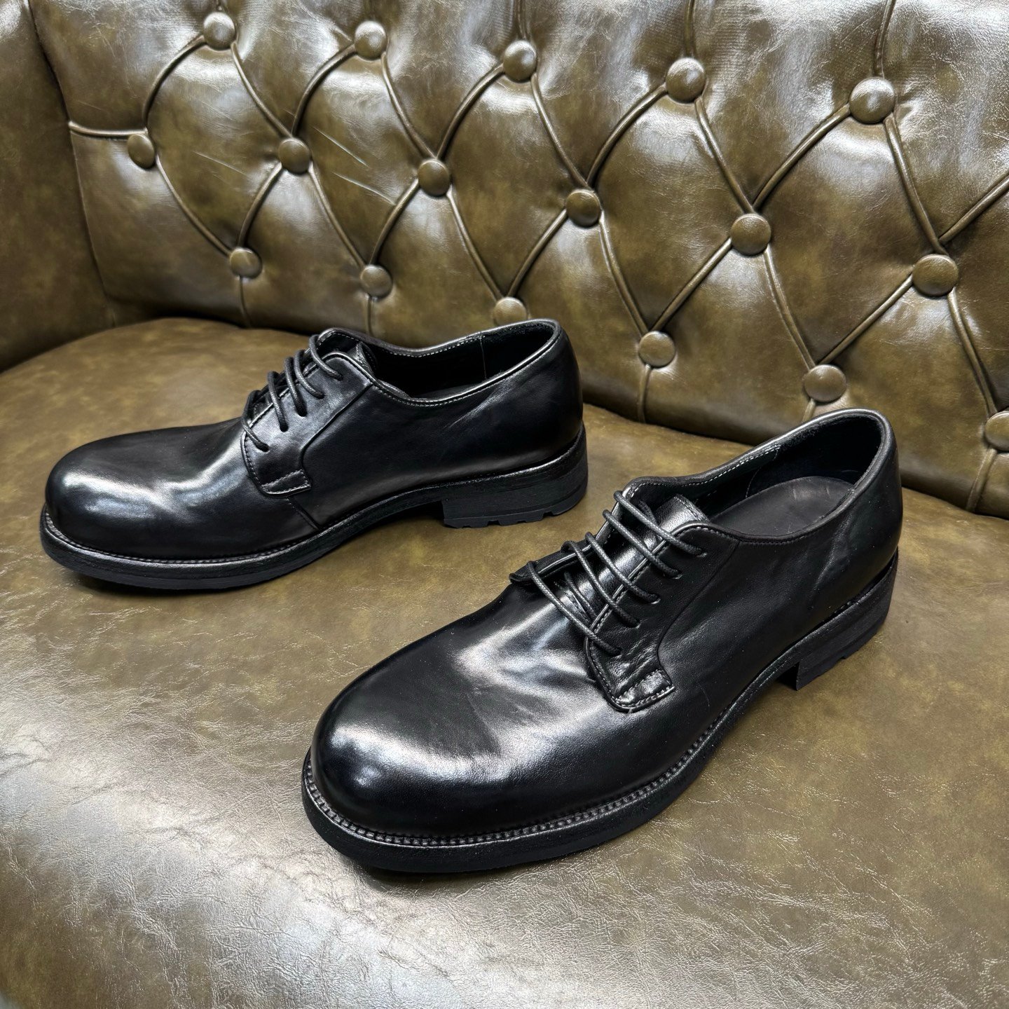 Prada 高仿 男士德比皮鞋 經典綁帶設計 沉穩耐看 義式奢華風格
