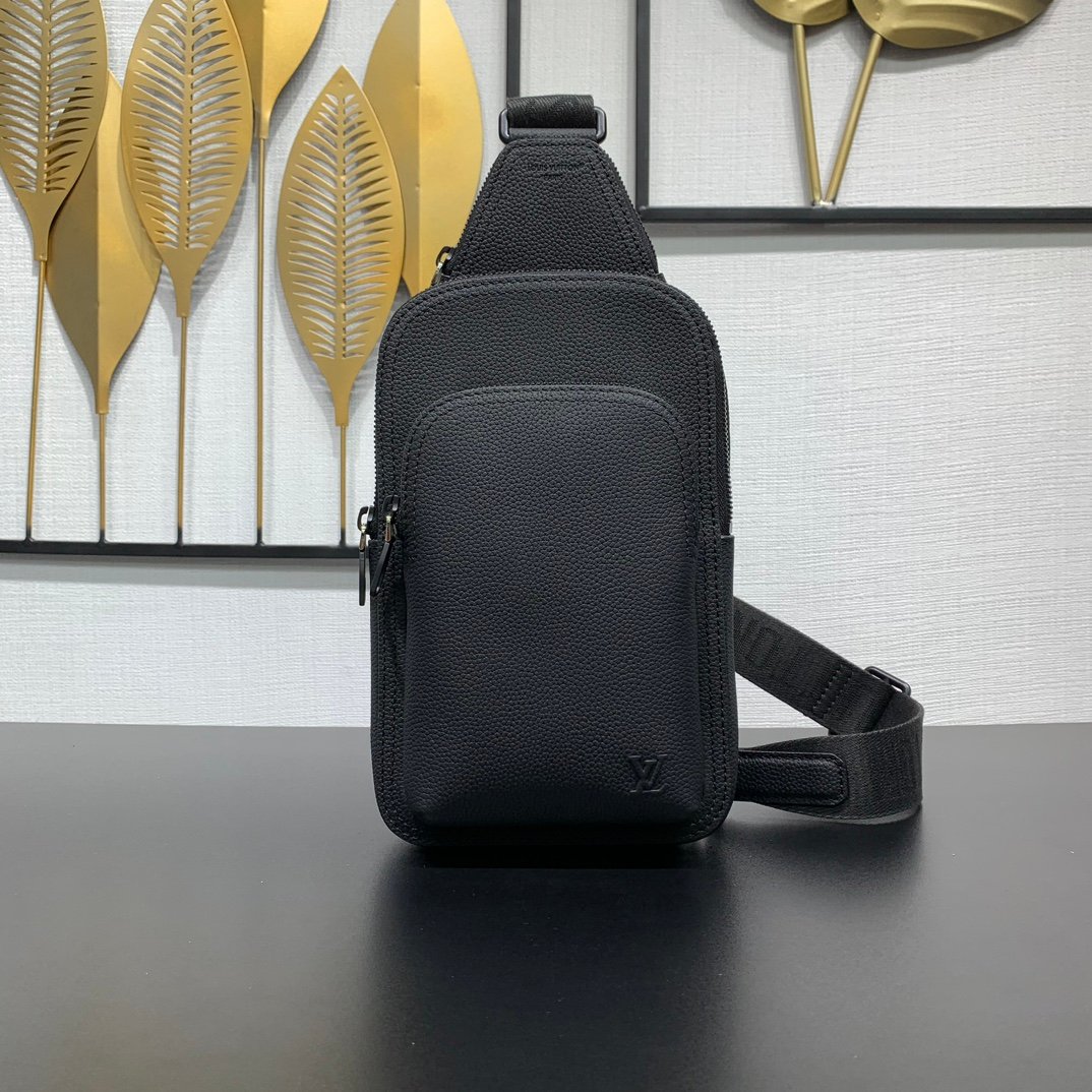 LV 高仿 黑色粒面皮革 胸包 簡約俐落 日常百搭  新款 法式都會風格M15269