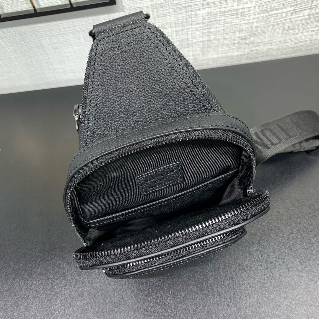 LV 高仿 黑色粒面皮革 胸包 簡約俐落 日常百搭 新款 法式都會風格M15269