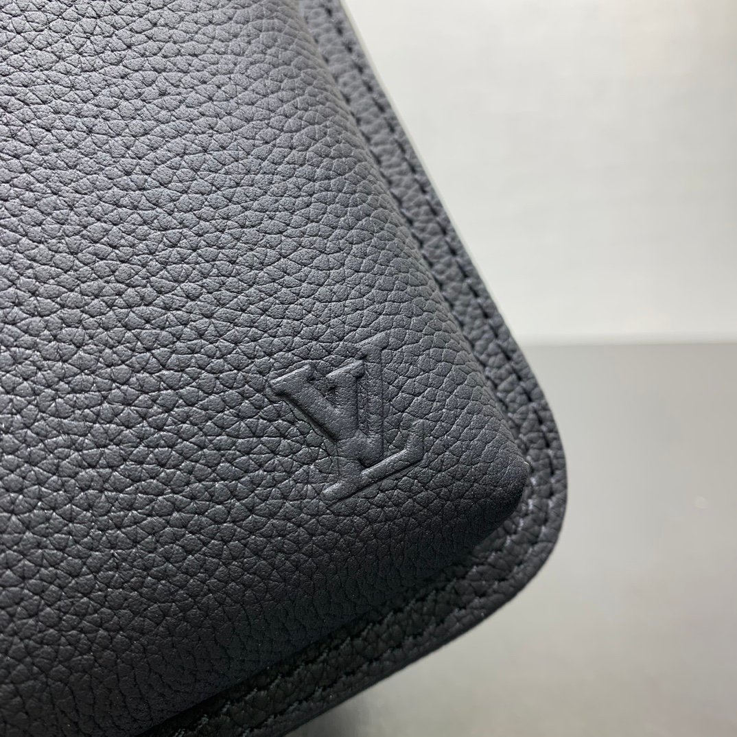 LV 高仿 黑色粒面皮革 胸包 簡約俐落 日常百搭 新款 法式都會風格M15269