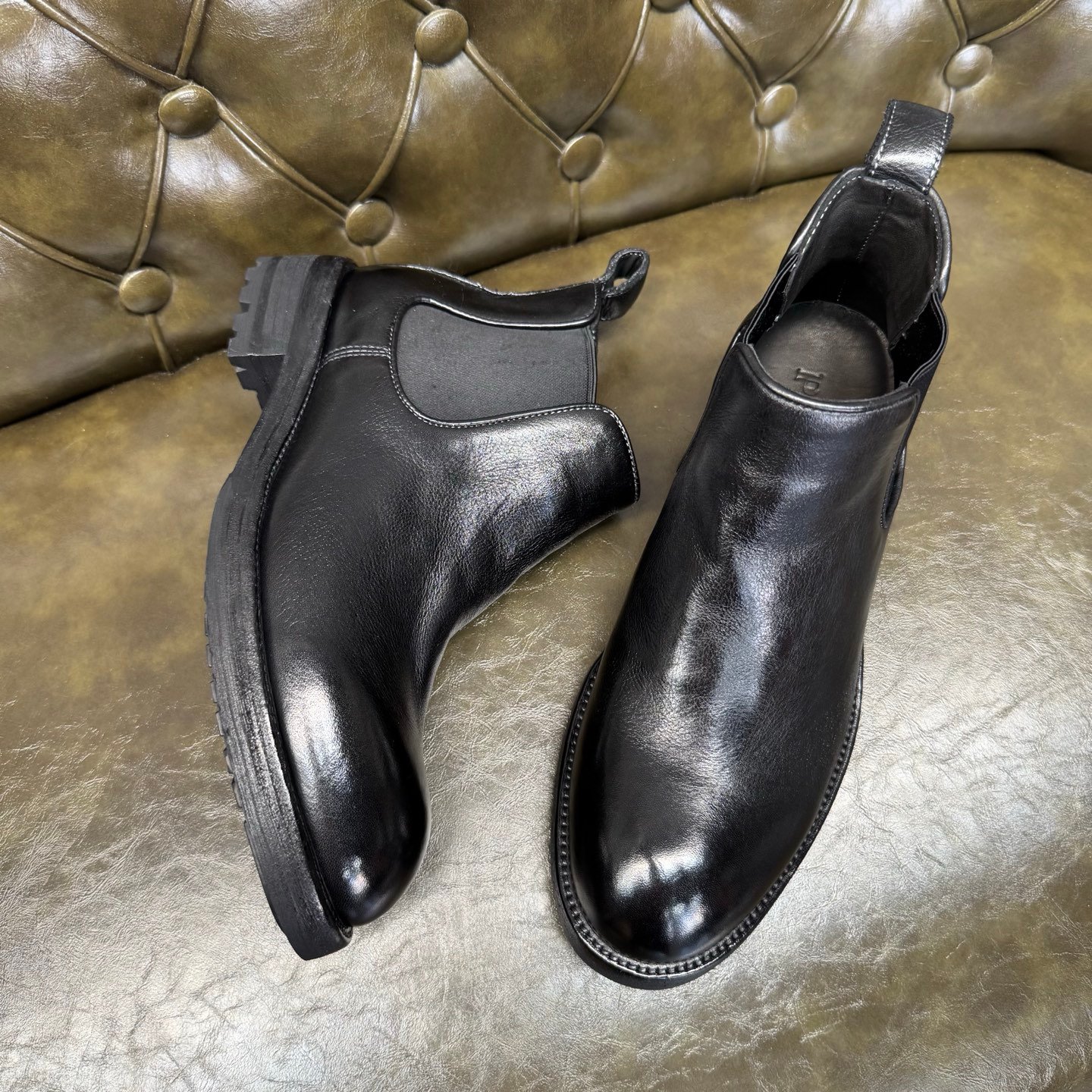 Prada 高仿 男士切爾西短靴 極簡修身輪廓 黑色皮革質感 義式都會風格