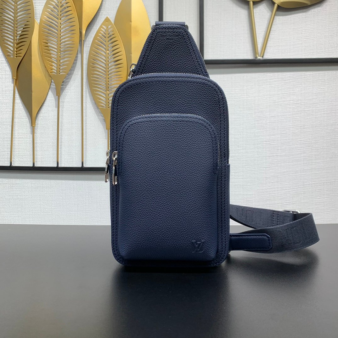 LV 頂級原單 深藍粒面皮革 胸包 俐落輕便 新款 法式都會風格M15269