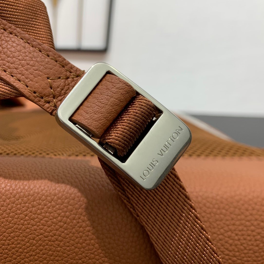 LV 復刻版 棕色粒面皮革 後背包 俐落實用 新款 法式都會風格M26023
