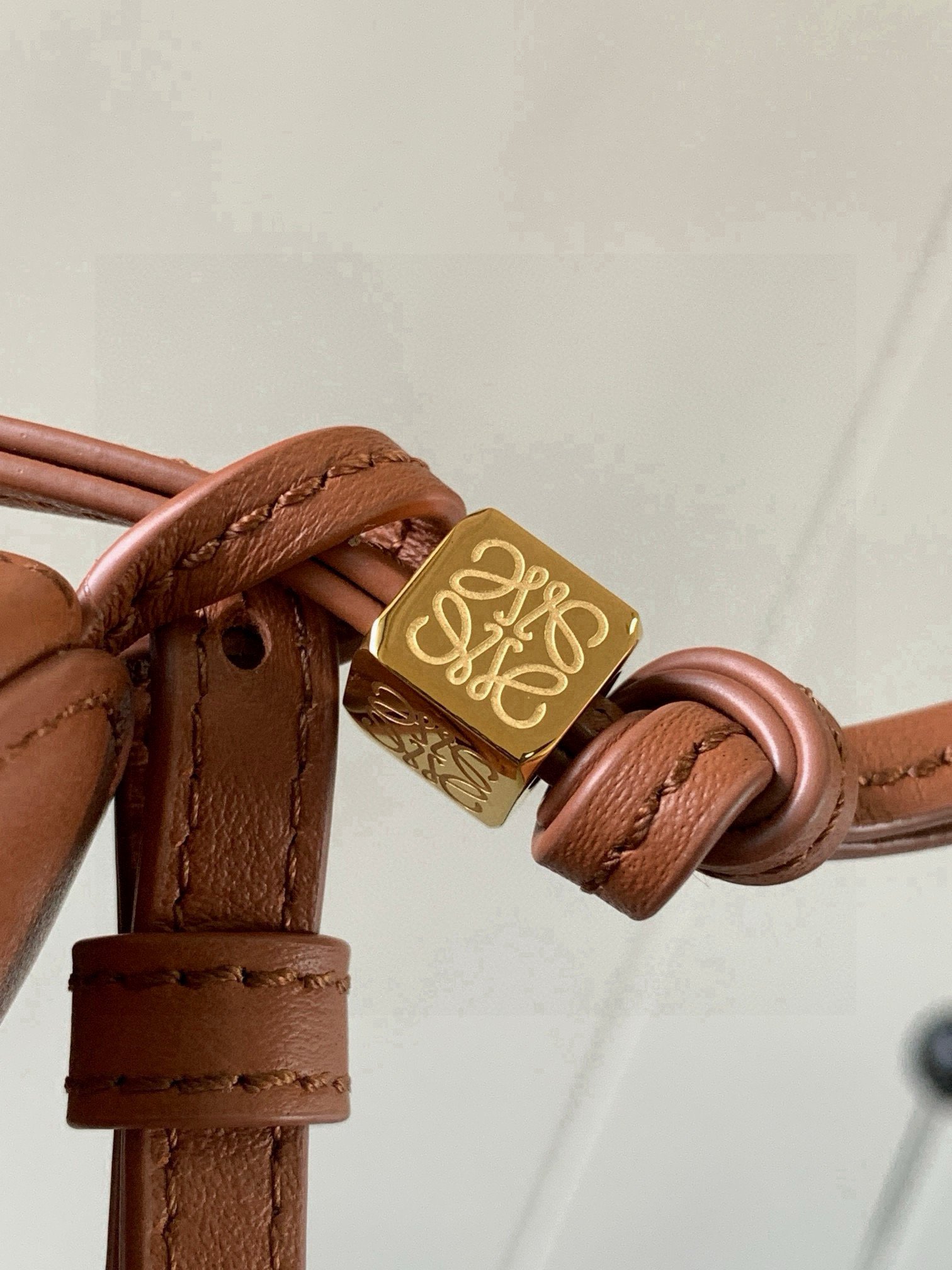 LOEWE 高仿 Mini 肩背包 焦糖棕流線款 極簡弧形包型 新品 西班牙質感風格