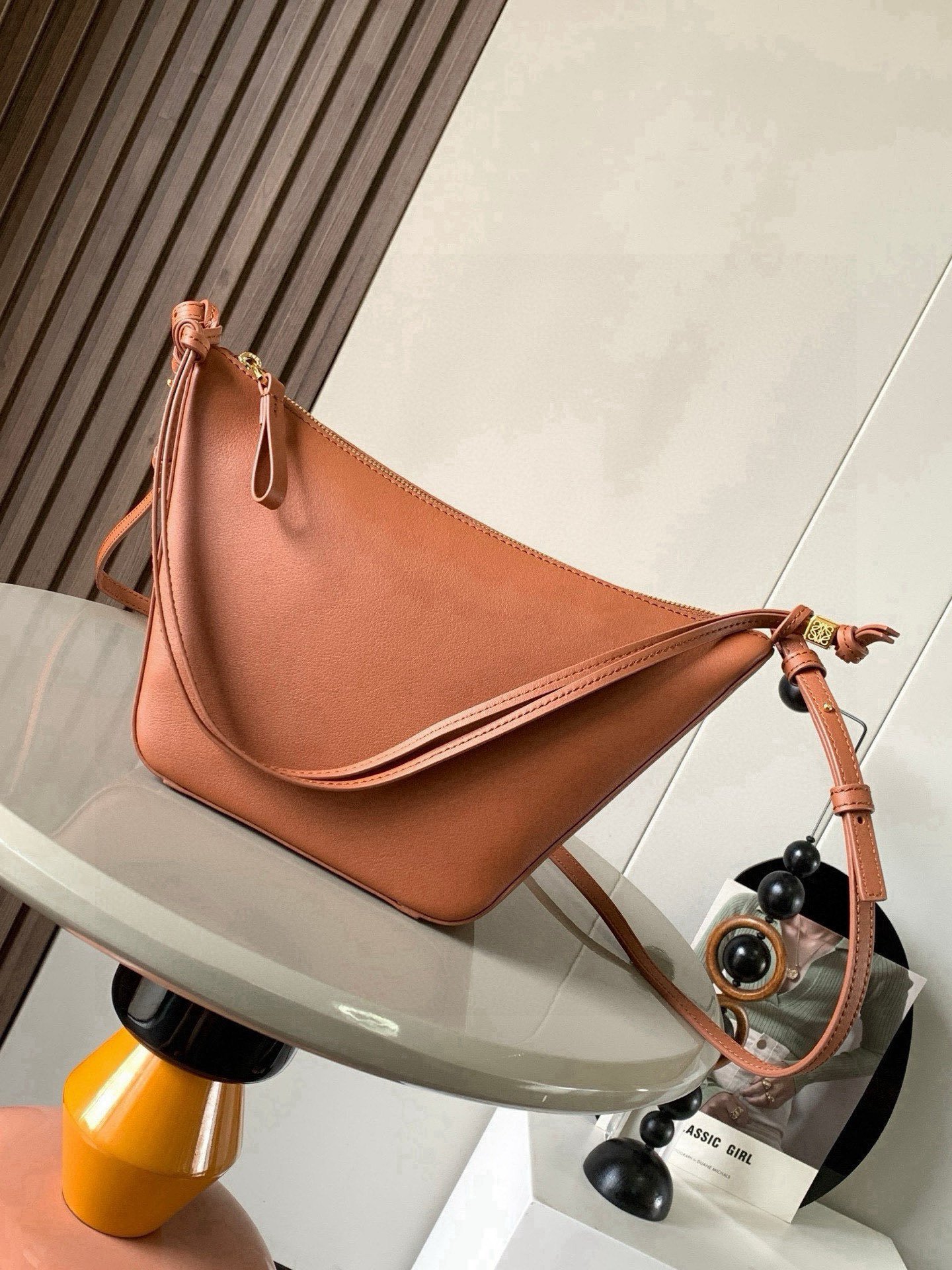 LOEWE 高仿 Mini 肩背包 焦糖棕流線款 極簡弧形包型 新品 西班牙質感風格