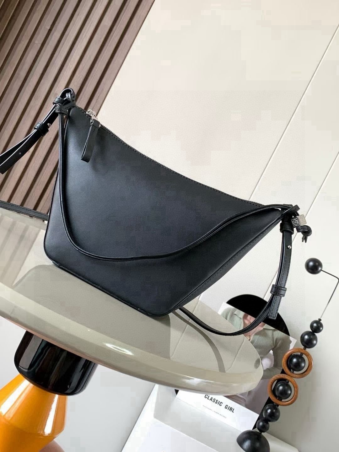 LOEWE 高仿 Mini 肩背包 黑色流線款 極簡弧形包型 新品 西班牙都會風格