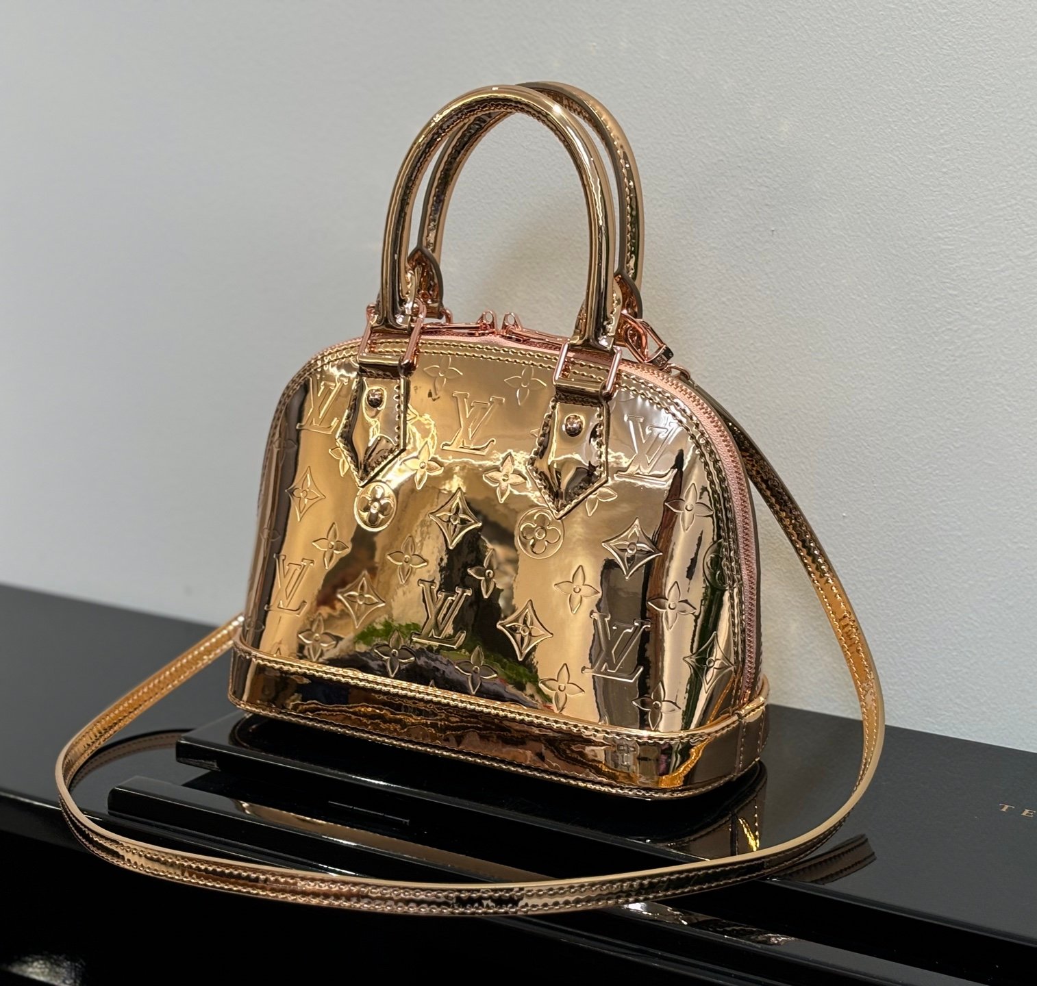 LV 高仿 鏡面壓紋 Alma 手提斜背包 金色亮面質感 法式奢華風格M26335