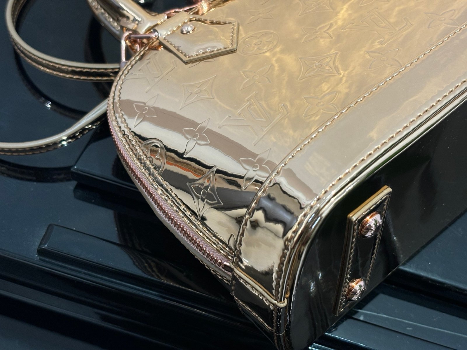 LV 高仿 鏡面壓紋 Alma 手提斜背包 金色亮面質感 法式奢華風格M26335