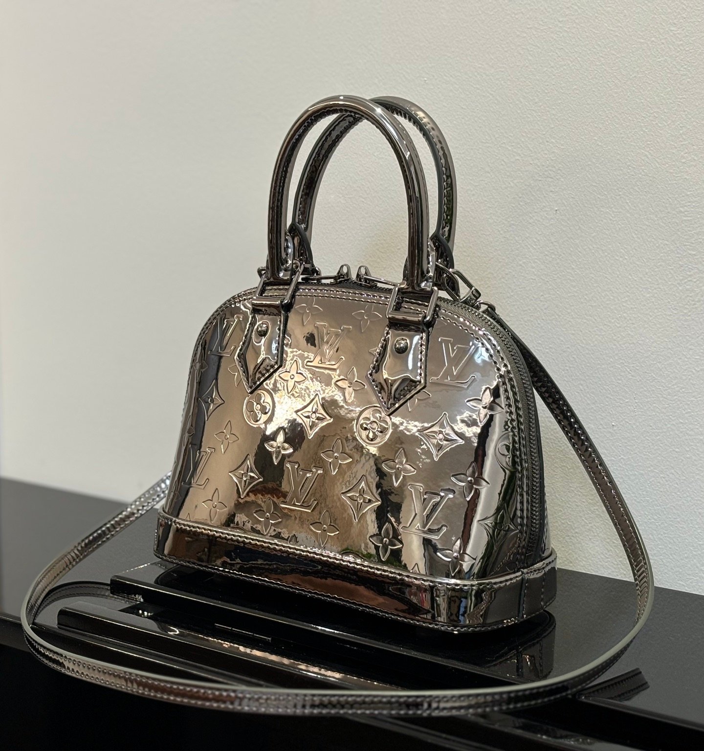 LV 高仿 鏡面壓紋 Alma 手提斜背包 亮面質感吸睛 法式經典風格M26335