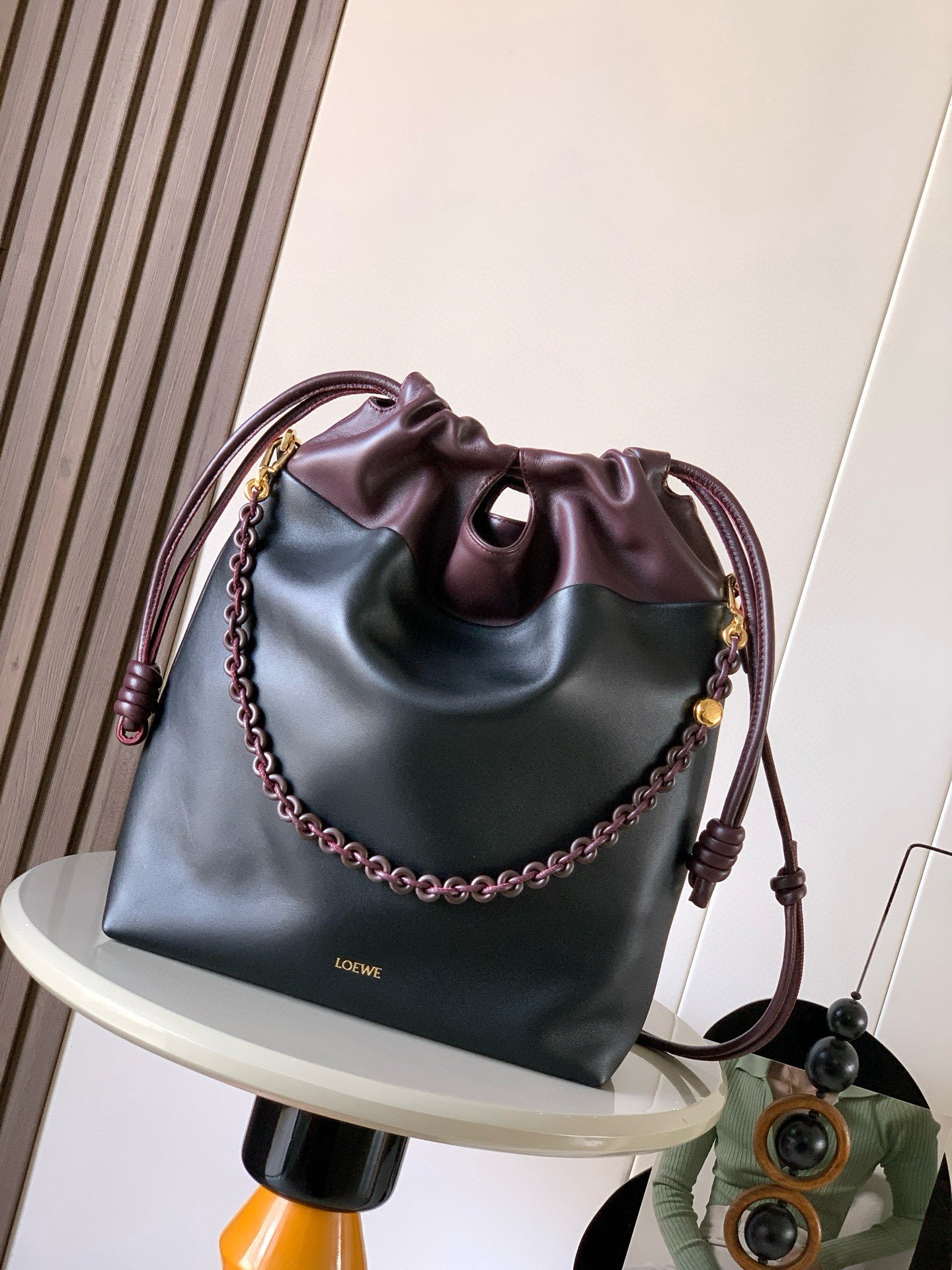 LOEWE 精品仿製 Flamenco 水桶包 酒紅拼黑款 抽繩鏈條設計 新品 西班牙優雅風格