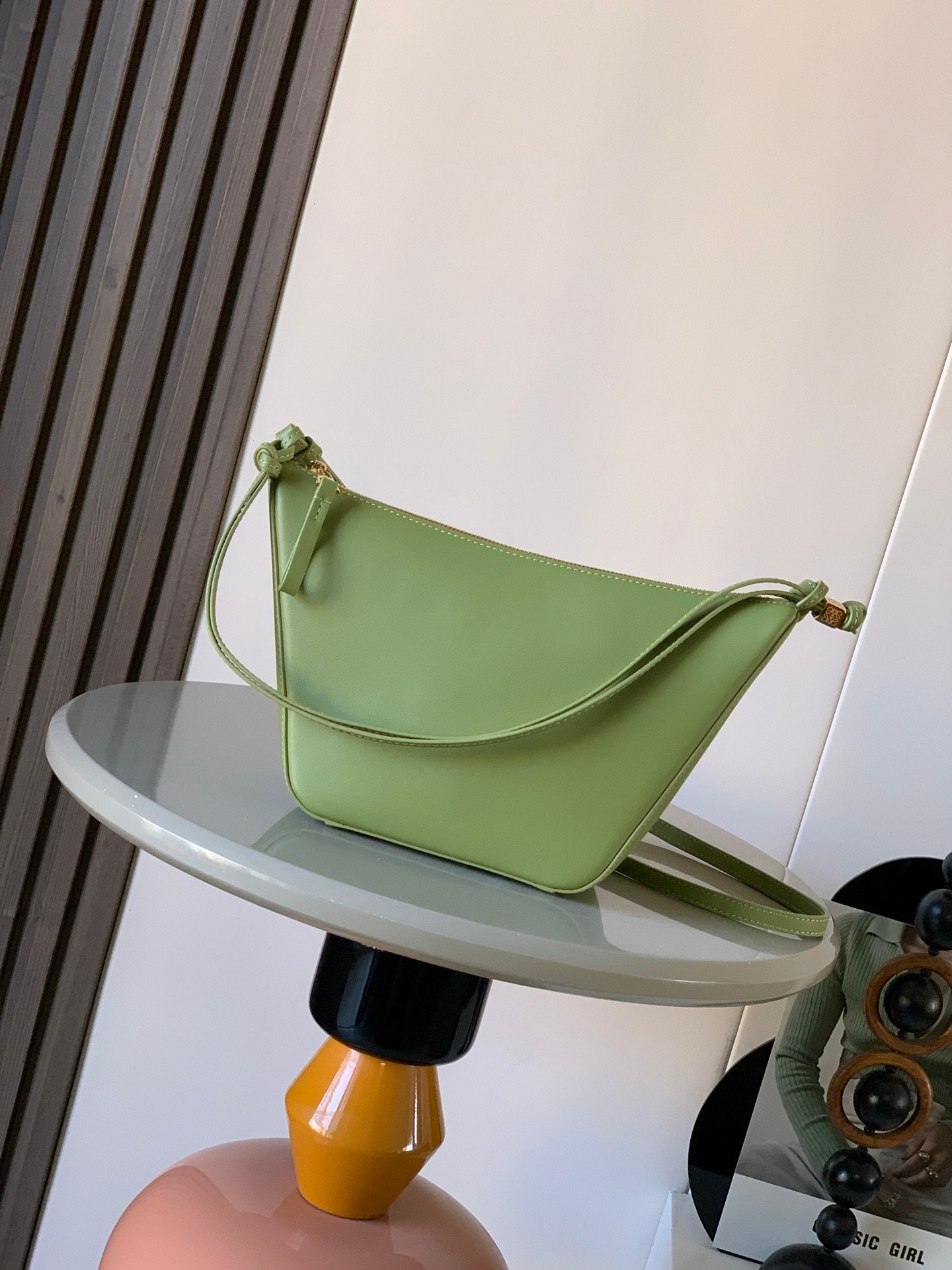 LOEWE 頂級原單 Mini 肩背包 酪梨綠極簡款 流線包型設計新品 西班牙時尚風格
