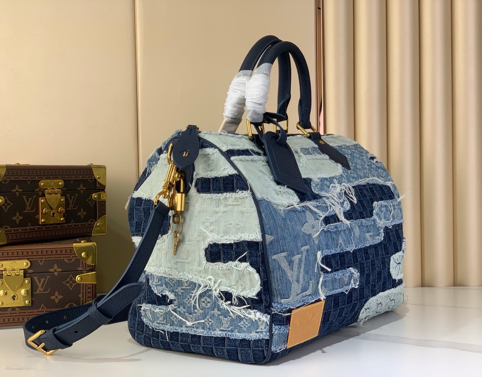 LV 高仿 Denim 拼接 Keepall 手提斜背包 破壞牛仔工藝 法式潮流風格M15277