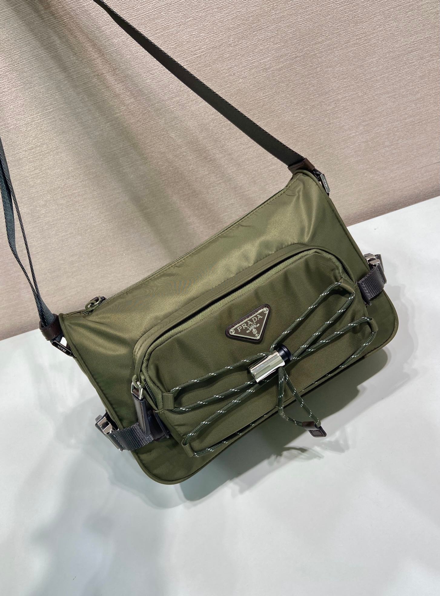 Prada 復刻版 尼龍弦繩肩背包 軍綠機能款 義式極簡風格2VH192
