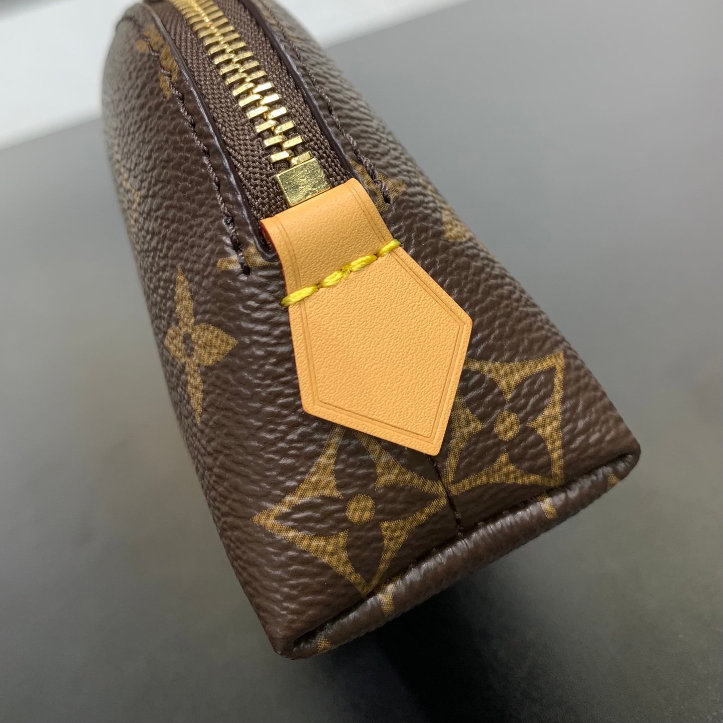 LV 高仿 Monogram 迷你拉鍊手拿包 輕巧實用 法式經典風格M25653