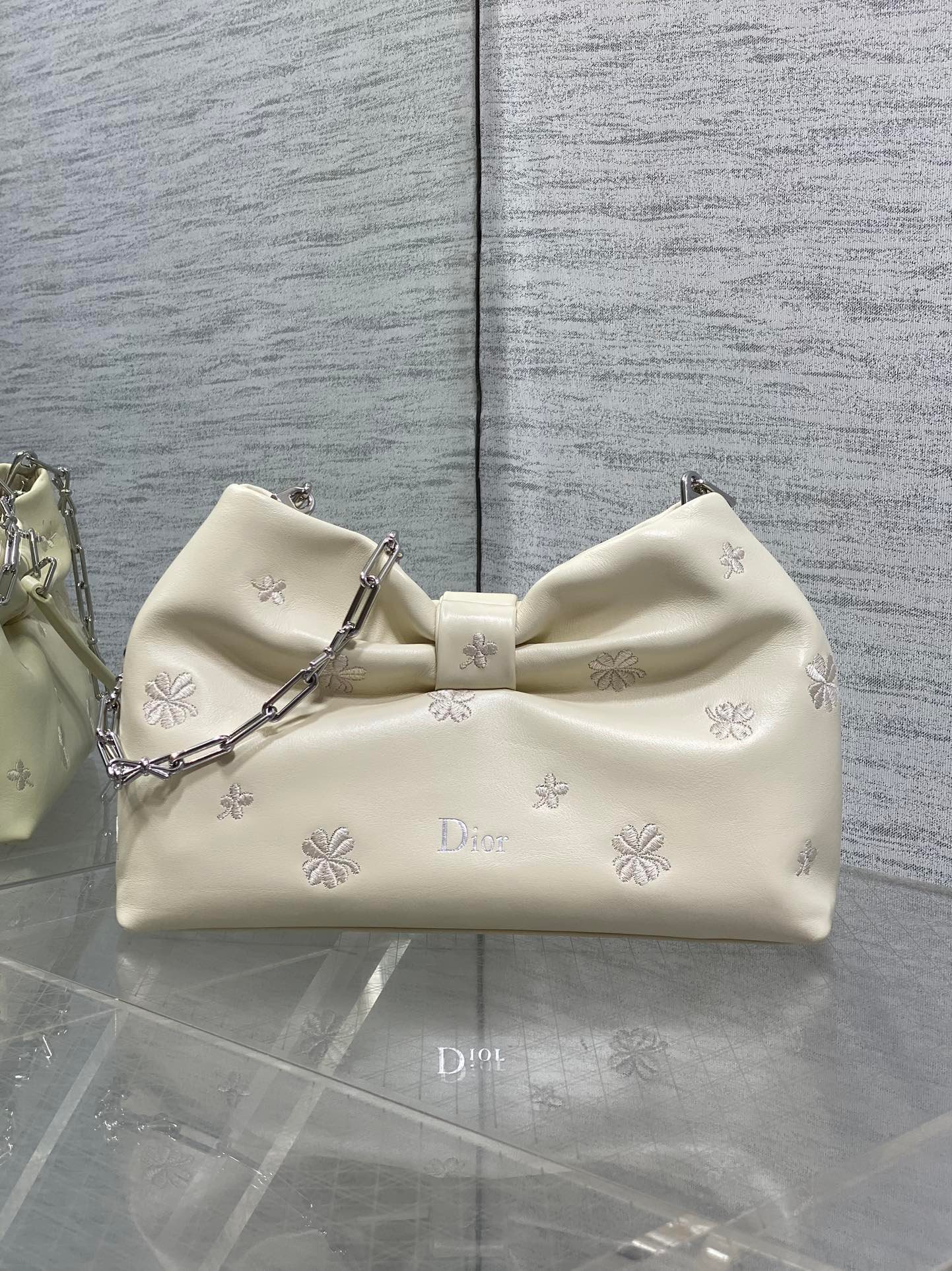 Dior 高仿 蝴蝶結手拿包 奶油白刺繡小花設計 甜美優雅法式精品風格