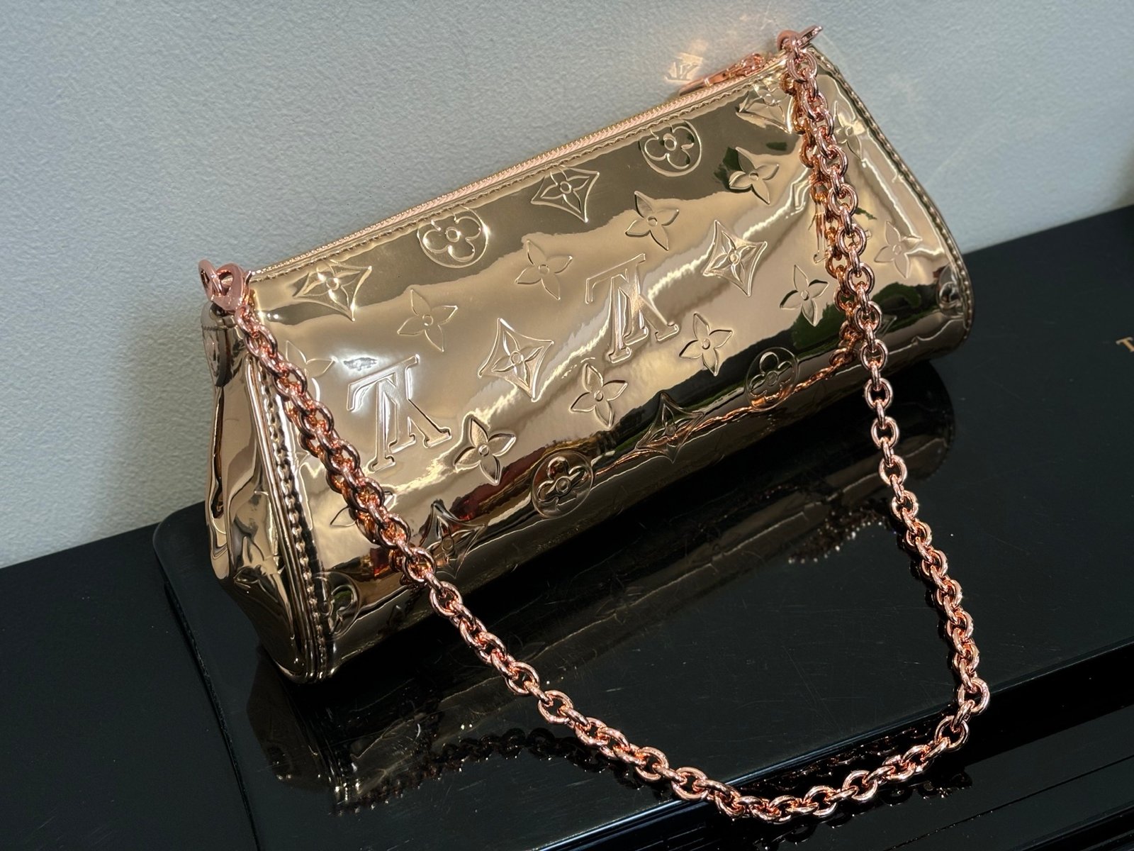 LV 高仿 鏡面壓紋拉鍊肩背包 玫瑰金鍊條質感亮眼 法式時尚風格M26100