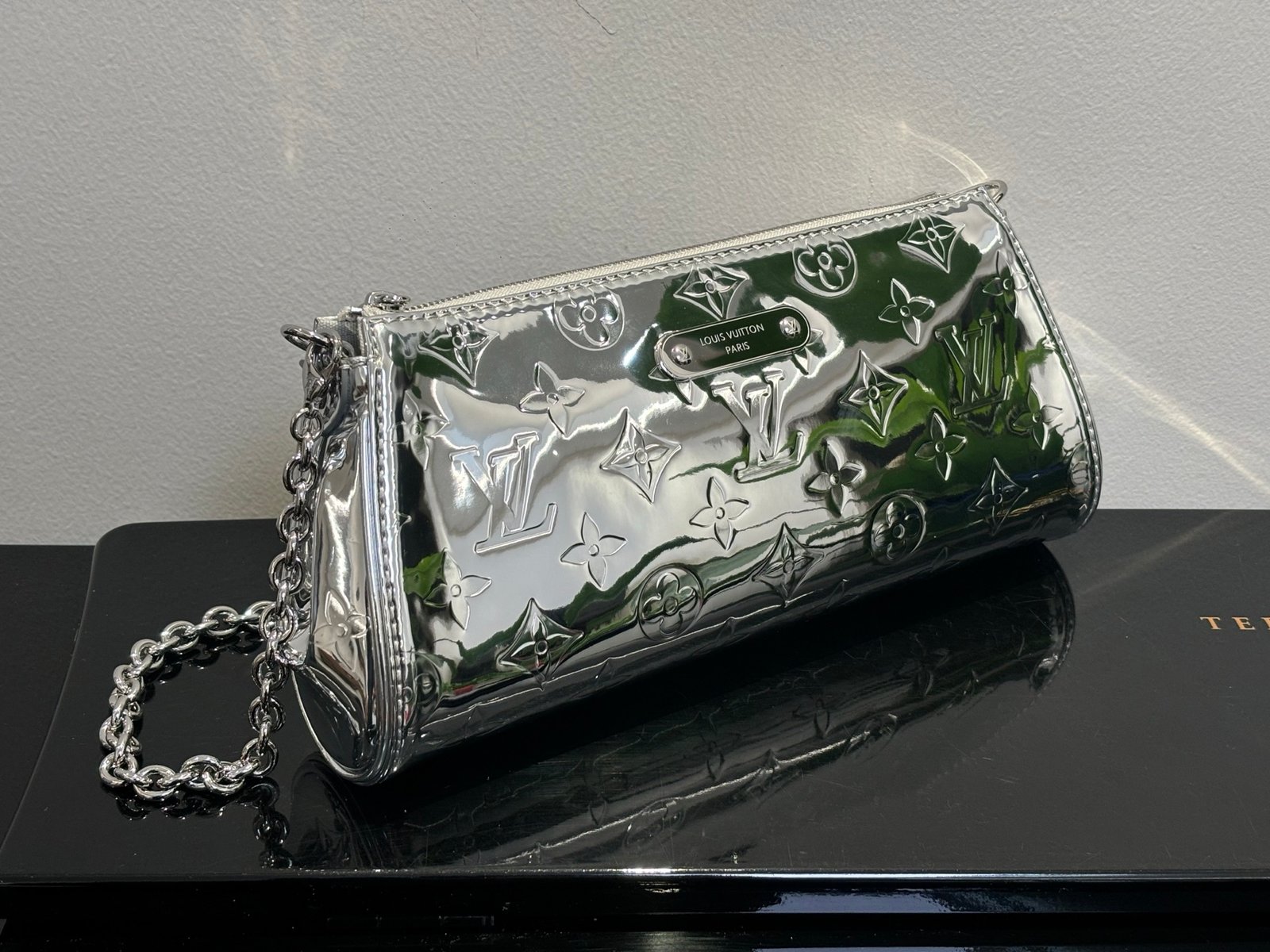LV 高仿 銀色鏡面壓紋肩背包 金屬質感亮眼吸睛  未來感法式風格M26100