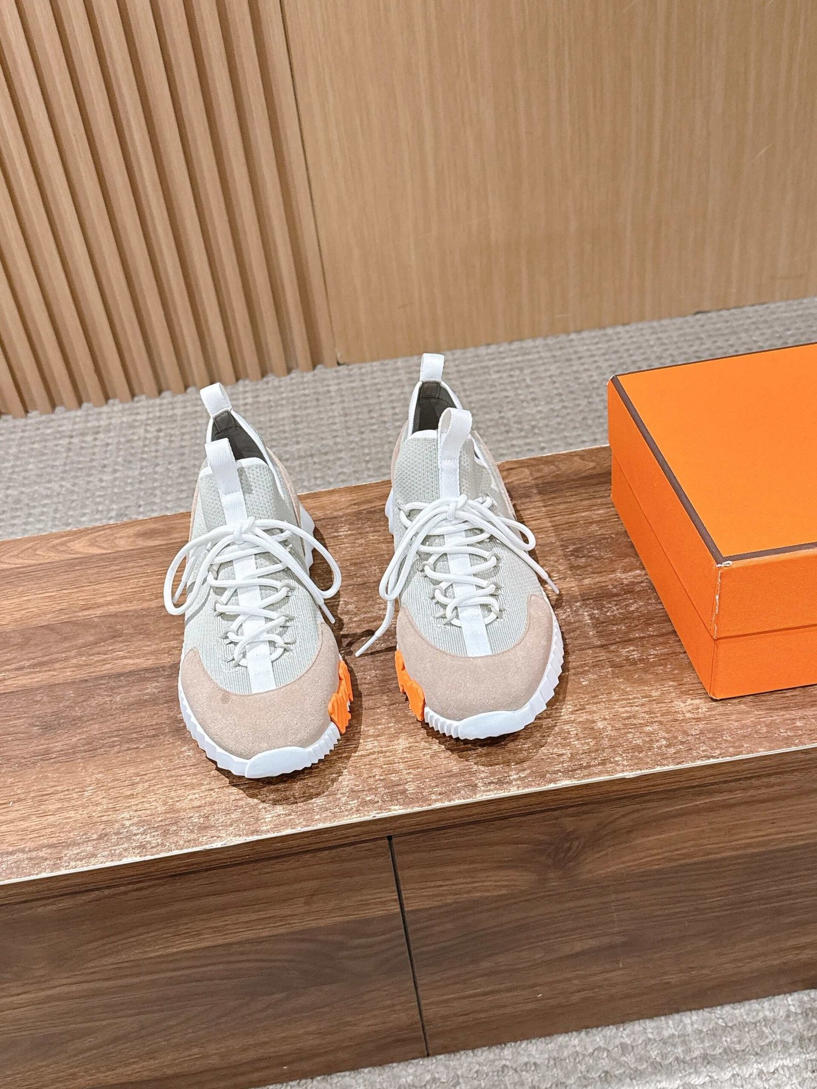 Hermès 高仿 米灰拼色機能運動鞋 麂皮鞋頭設計 輕量舒適 日常休閒風