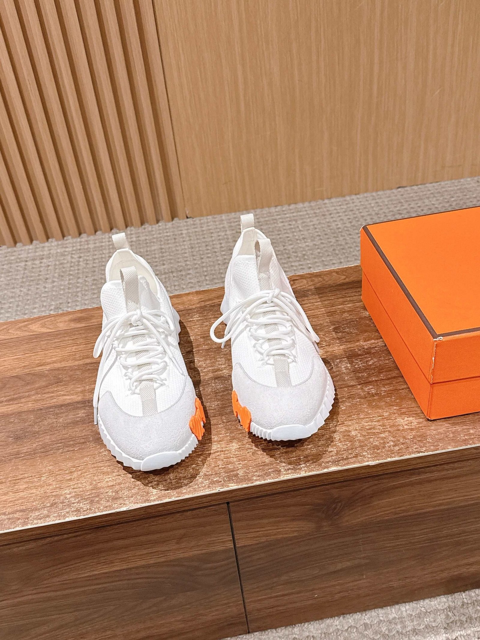 Hermès 高仿 白橘拼色機能運動鞋 立體鋸齒中底設計 輕量舒適 法式休閒風