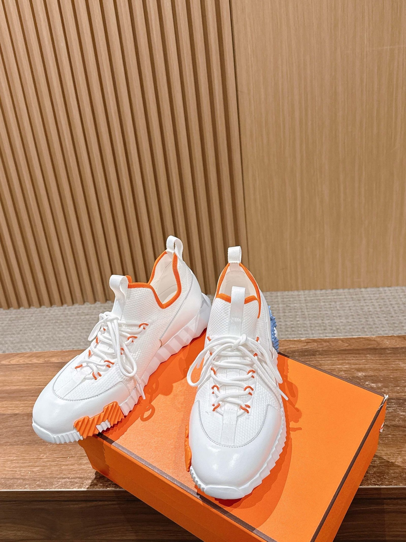 Hermès 高仿 白橘配色機能運動鞋 立體中底設計 輕量透氣 2025法式休閒風