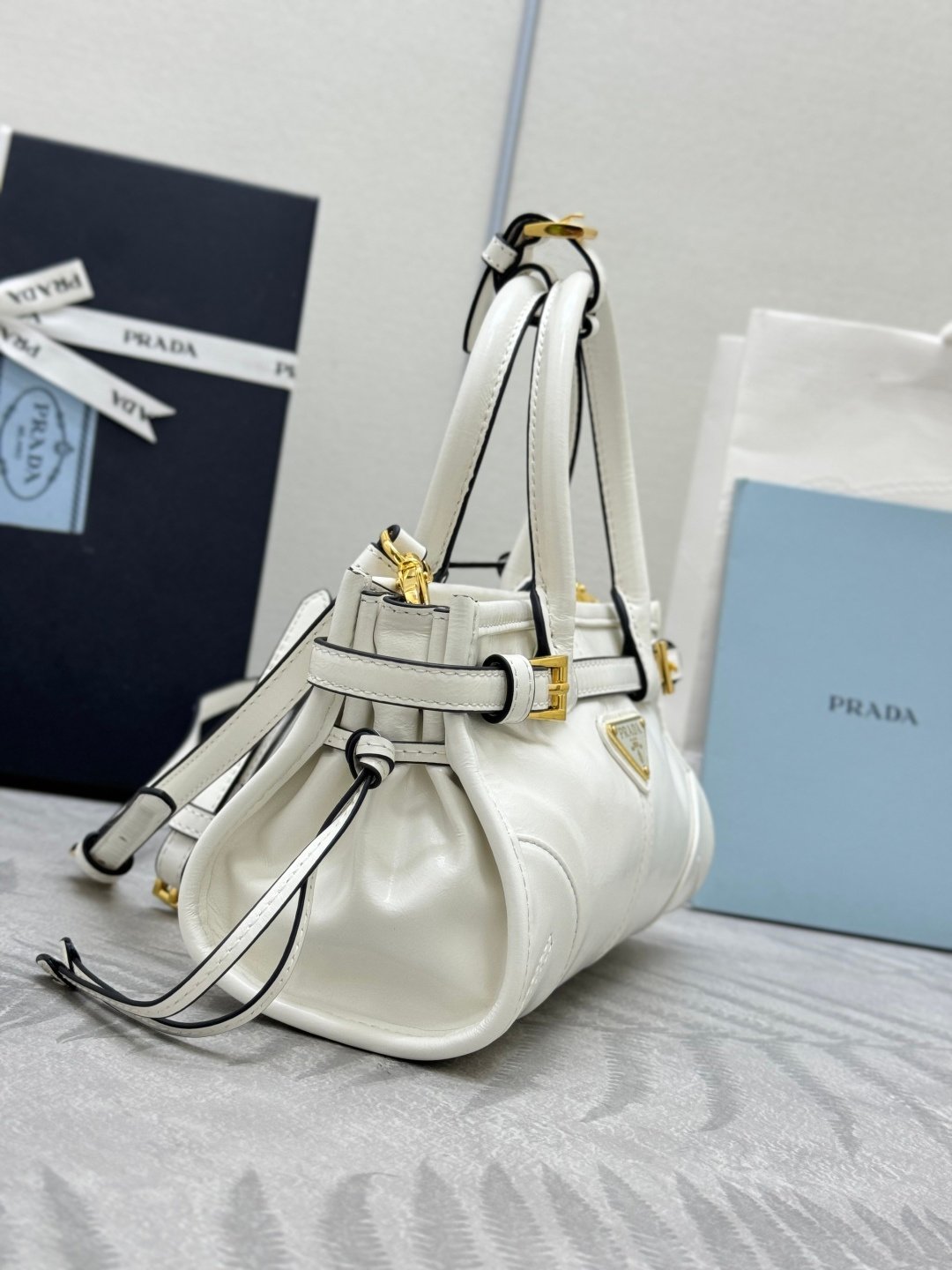 Prada 復刻版 亮面皮革迷你手提包 純白清新款 義式優雅風格1BA486