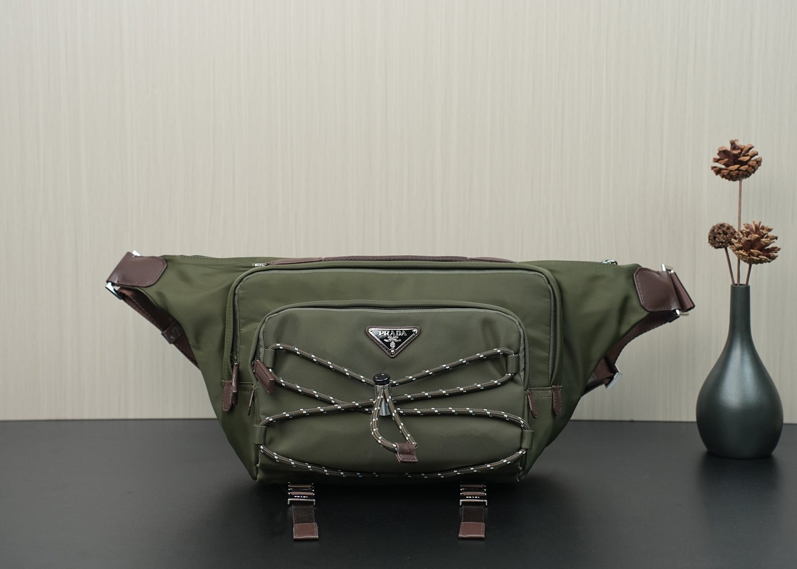 Prada 原單 Re-Nylon 腰包 軍綠機能多層收納設計 義式戶外風格