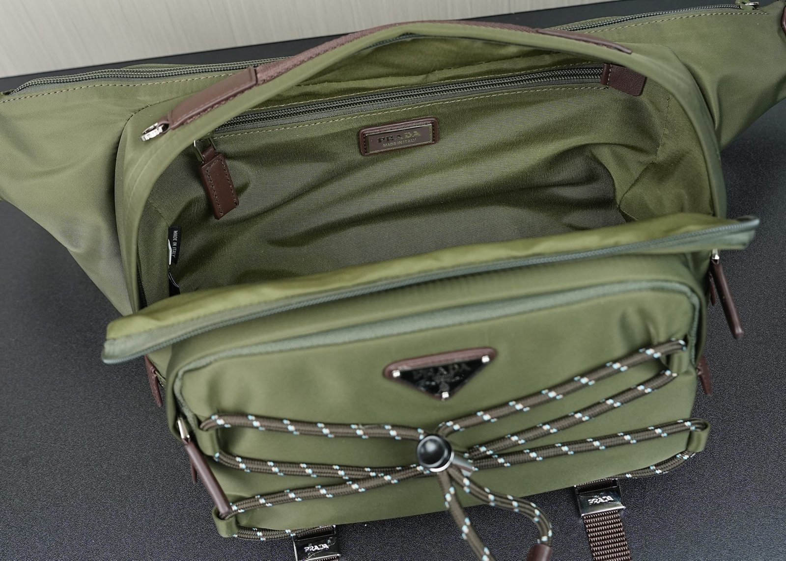 Prada 原單 Re-Nylon 腰包 軍綠機能多層收納設計 義式戶外風格