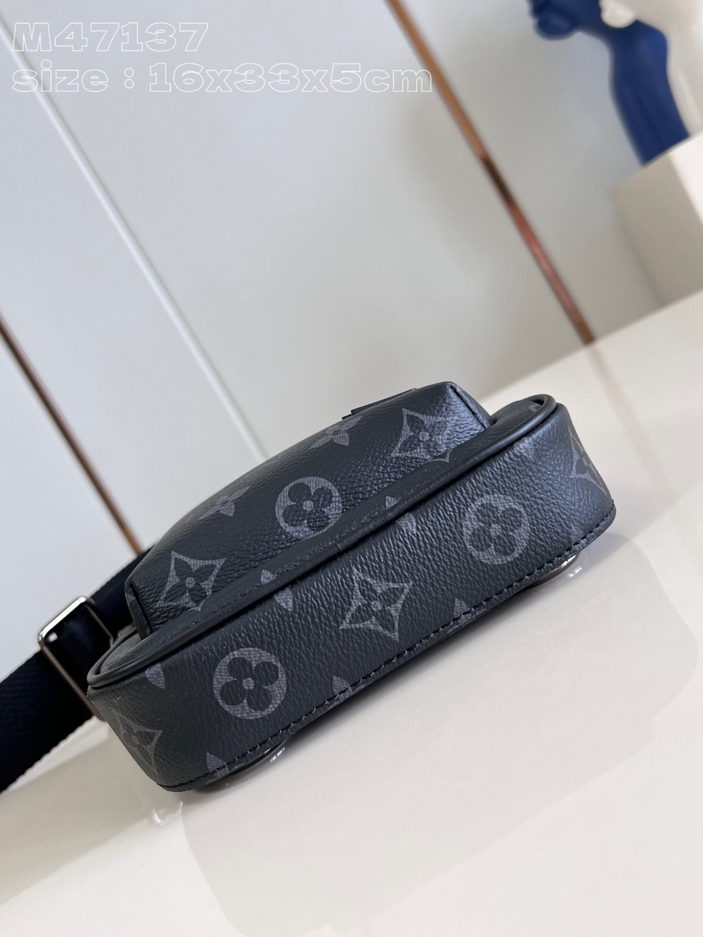 Louis Vuitton Monogram Eclipse 男士斜背胸包 都會機能設計 新款潮流風格 M47137