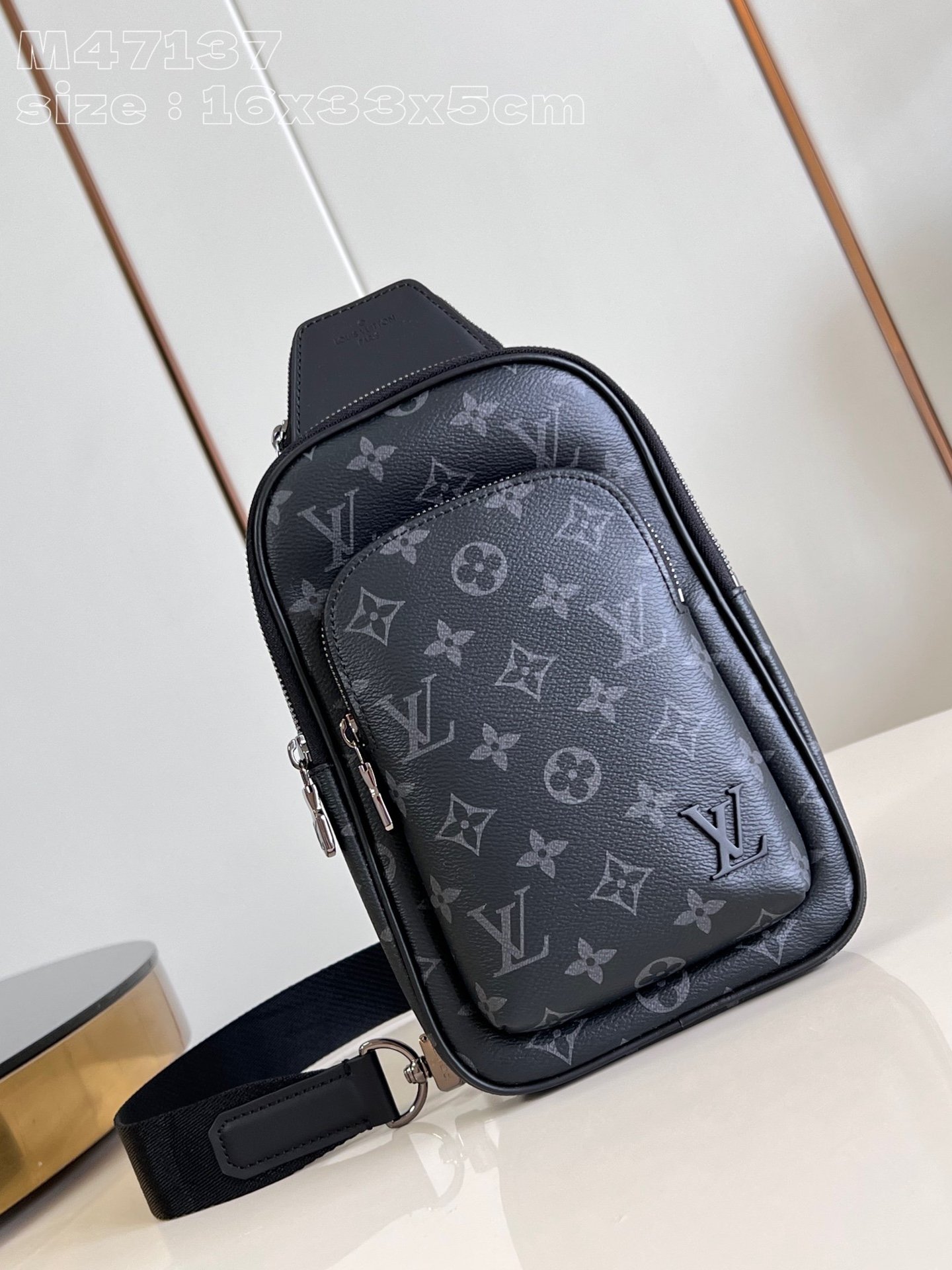Louis Vuitton Monogram Eclipse 男士斜背胸包 都會機能設計 新款潮流風格 M47137