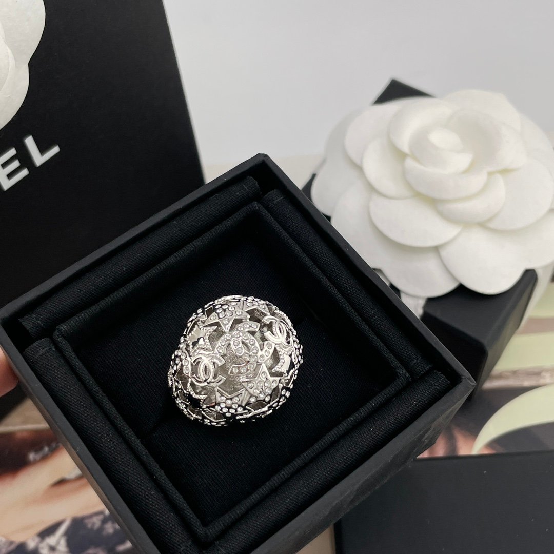 Chanel高仿鏤空雕花水鑽戒指華麗閃耀設計感新款法式奢華飾品