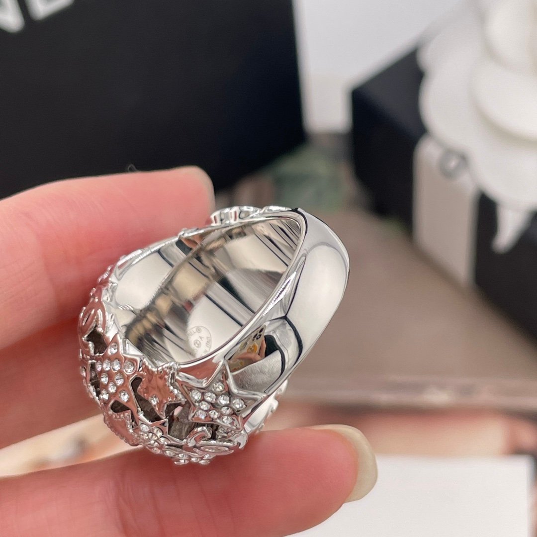 Chanel高仿鏤空雕花水鑽戒指華麗閃耀設計感新款法式奢華飾品
